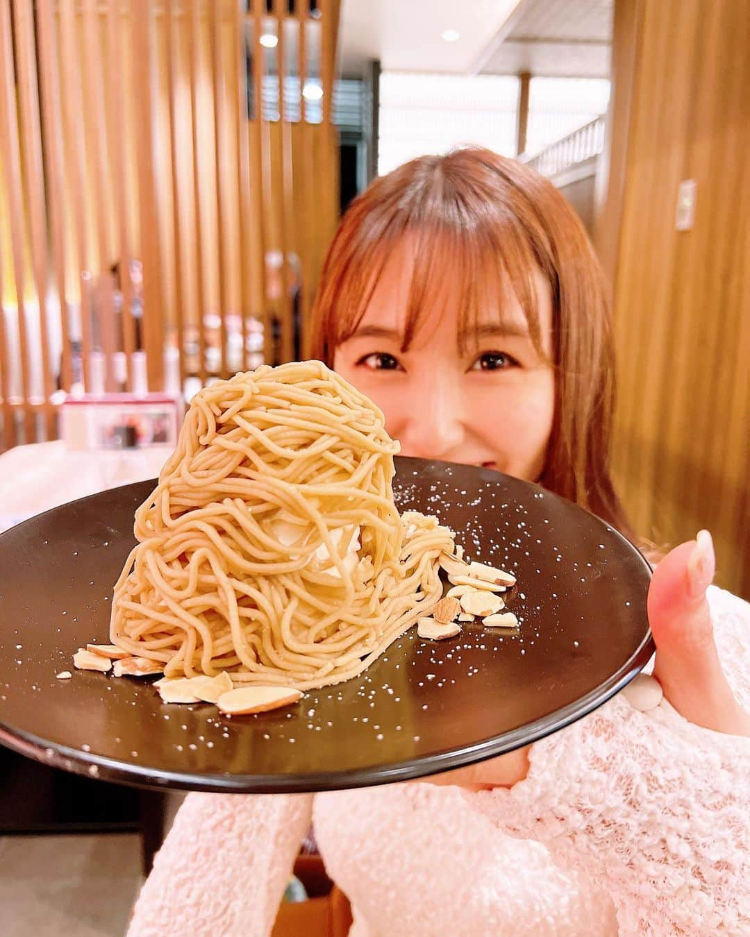 松中みなみさんのインスタグラム写真 - (松中みなみInstagram)「しぼりたてモンブラン  裏返したら、、  食べかけモンブラン😛🧡  #神乃珈琲  #絞りたてモンブラン」12月17日 19時58分 - minami_matsunaka