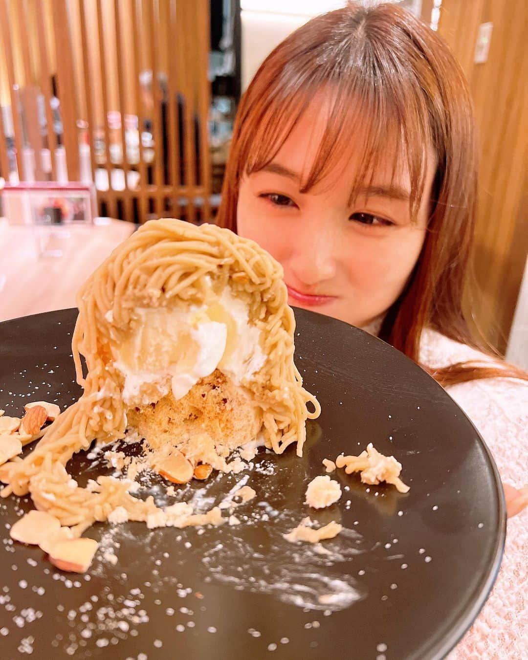 松中みなみさんのインスタグラム写真 - (松中みなみInstagram)「しぼりたてモンブラン  裏返したら、、  食べかけモンブラン😛🧡  #神乃珈琲  #絞りたてモンブラン」12月17日 19時58分 - minami_matsunaka