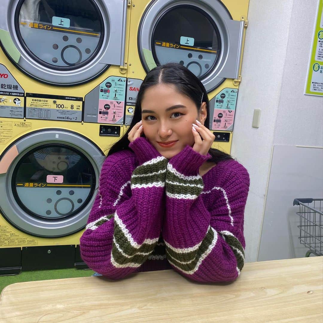 モラレスしれなさんのインスタグラム写真 - (モラレスしれなInstagram)「💟💭 アメリカ住んでる時は週一でコインランドリー行って 回ってる間は🍔食べて待ってた 日本じゃ行かないから久々入って懐かしい😚  purple short knit @shaggie_official  首周りのカット、長めの袖、ショート丈、 形がどタイプで可愛すぎる♡  #shaggie #shaggie_ootd」12月17日 20時18分 - keinarosario