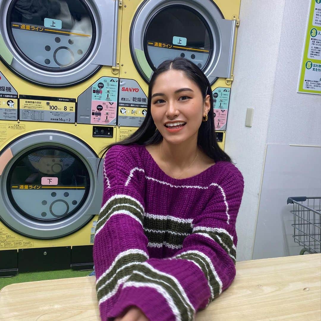 モラレスしれなさんのインスタグラム写真 - (モラレスしれなInstagram)「💟💭 アメリカ住んでる時は週一でコインランドリー行って 回ってる間は🍔食べて待ってた 日本じゃ行かないから久々入って懐かしい😚  purple short knit @shaggie_official  首周りのカット、長めの袖、ショート丈、 形がどタイプで可愛すぎる♡  #shaggie #shaggie_ootd」12月17日 20時18分 - keinarosario