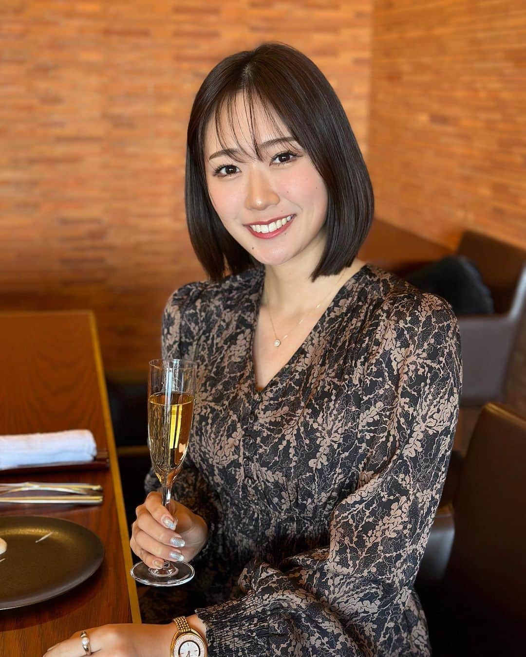 藤澤響花さんのインスタグラム写真 - (藤澤響花Instagram)「カンパーイ🥂💕  お酒強くないけど 味は好きなんだよな。 シュワシュワで気分も上がりました🥳  さて私はマカロン何個食べたでしょうか！(２枚目)  #ランチ#ランチ巡り#昼飲み#ショートボブ#韓国ボブ#女子飲み#ɪɴsᴛᴀɢᴏᴏᴅ」12月17日 21時41分 - kyoka_fujisawa