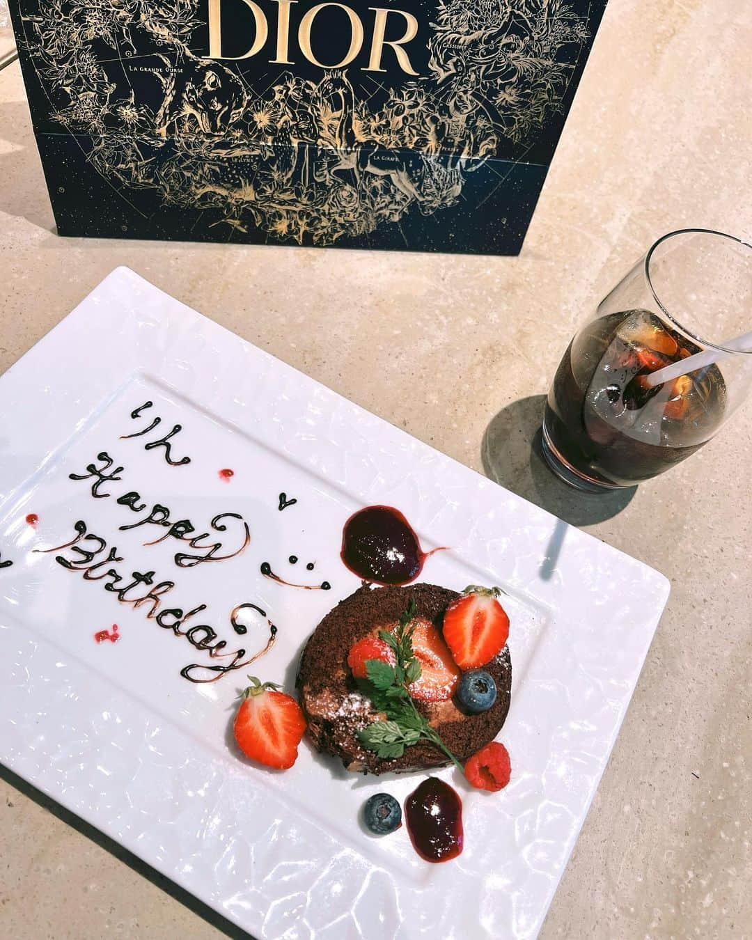 橘リンさんのインスタグラム写真 - (橘リンInstagram)「誕生日のお祝いしてもらった🎂  何歳になってもお祝いしてもらうのって やっぱり嬉しいなぁ🥹🙏🏼🤍  そしてサプライズに喜ぶ私と 花火に真顔な娘がジワ😂  かわいいきすみちゃんファミリー 今年もお祝いありがとう🥰  そしてこのトップスgrlなんだけど プチプラなのに優秀でずっと着てるw 他のカラーも欲しいくらい😂  そして今インビザラインGOのマウスピースが ついに最後のピース🥺💘 あっという間だったなぁー、、！ サポートいただきありがとうございます🤍 @hogaraka.d.c  @kotobukihirao_beauty   #hbd #hd #1125 #誕生日ランチ #お祝いプレート #プチプラコーデ #ママコーデ #grl #グレイル #ママ #ママコーデ #誕生日 #アラサー #アラサーコーデ #インビザライン #インビザラインGO #マウスピース矯正」12月17日 21時59分 - rincharon