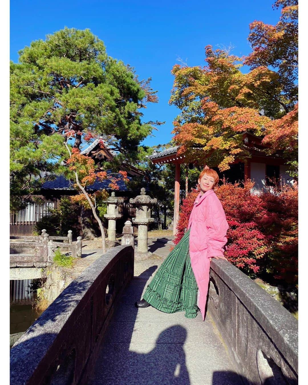 木村カエラさんのインスタグラム写真 - (木村カエラInstagram)「はじまります！ 今夜10時、テレビ東京系列にて「新美の巨人たち」。  京都での写真です。 天気にも恵まれて、 紅葉もきれいでした！  #アンディーウォーホル展 #新美の巨人たち」12月17日 22時00分 - kaela_official