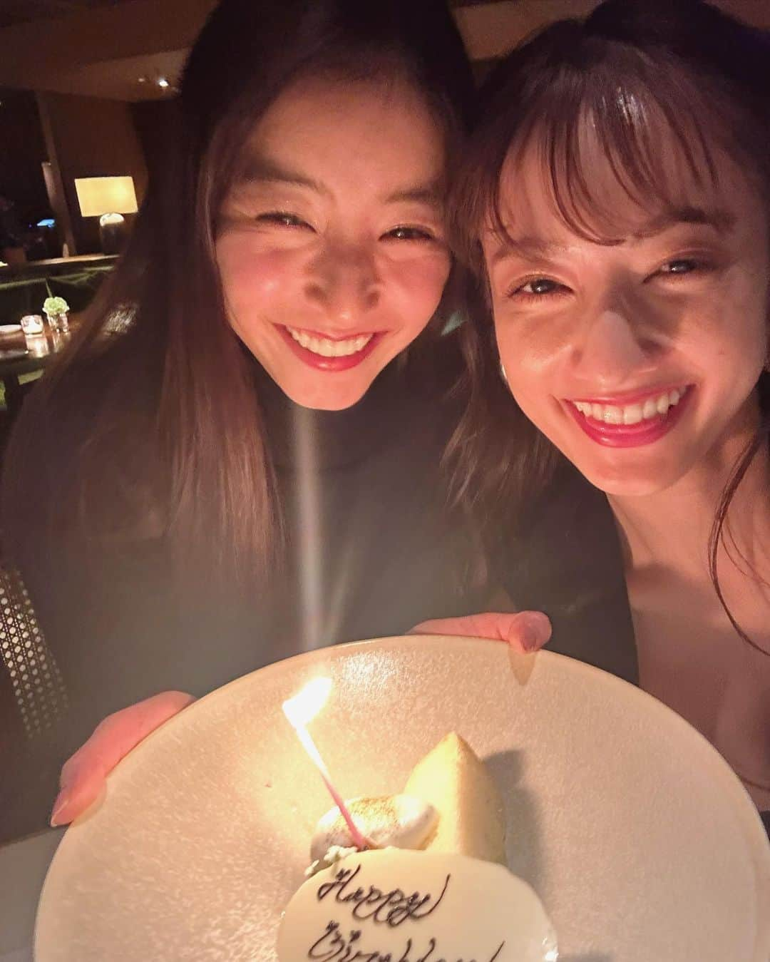 新木優子さんのインスタグラム写真 - (新木優子Instagram)「誕生日前夜祭&カウントダウンは 大好きなまりちゃんと過ごしました☺️❤️♡ 今年も幸せな日にしてくれて本当に感謝です❤️  おばあちゃんになっても、お祝いはよろしくお願いします☺️❤️？笑  タグ付けはいつもの場所☺️♡🐽」12月17日 23時53分 - yuuuuukko_