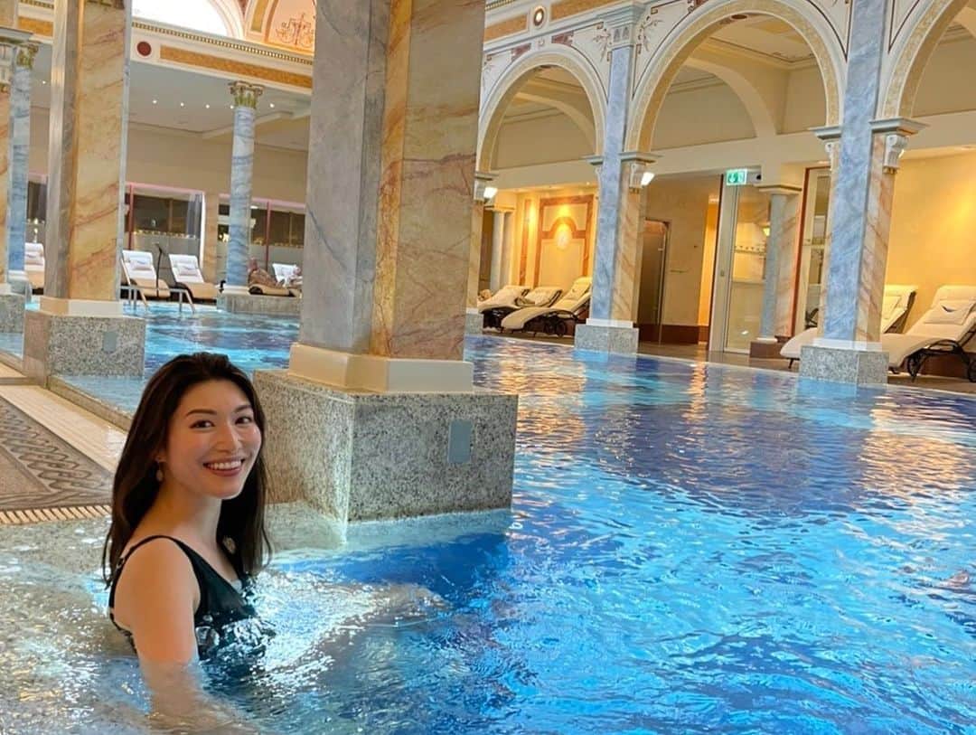 櫻井麻美さんのインスタグラム写真 - (櫻井麻美Instagram)「スイスにあるメディカルヘルスリゾート"Grand Resort Bad Ragaz"にはスパがいくつもあって、バスローブでホテル内を移動できるんです。　  水着でうろうろできるからいつでも温泉に入れて楽園のようです👙✨✨  そして美しいロケーションで、Instagramで見るとセレブ美女がわんさかいるイメージだったのですが、実際にはおじいちゃんおばあちゃんがメインでした👵👴  ここに数ヶ月滞在して、クリニックの健康診断の結果をもとに、美味しくて身体に良い食事と温泉、そして適宜運動をして若返りの医療も受けたりして… 健康で若々しい肉体を取り戻して帰る。  おばあちゃんになったら、今度は長期滞在でまた来たいです✨✨  最後の写真は早朝のアクアビクスです🥶  #スイス  #grandresortbadragaz  #badragaz  #スパ #スパリゾート #メディカルリゾート #温泉 #hotsprings  #医学博士 #アラフォーライフ  #アラフォー美容 #美容家 #アンチエイジング #老後の楽しみ」12月18日 6時09分 - mamiosakurai