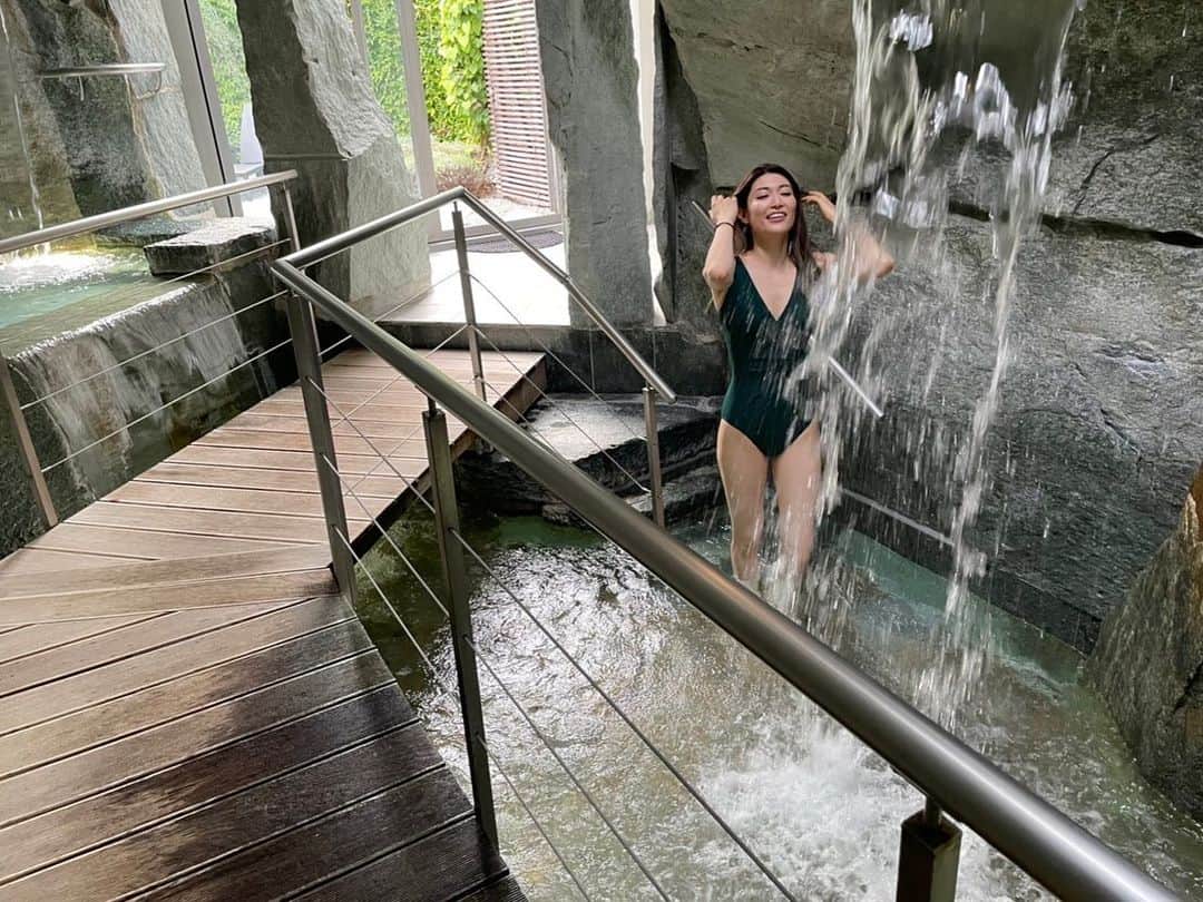 櫻井麻美さんのインスタグラム写真 - (櫻井麻美Instagram)「スイスにあるメディカルヘルスリゾート"Grand Resort Bad Ragaz"にはスパがいくつもあって、バスローブでホテル内を移動できるんです。　  水着でうろうろできるからいつでも温泉に入れて楽園のようです👙✨✨  そして美しいロケーションで、Instagramで見るとセレブ美女がわんさかいるイメージだったのですが、実際にはおじいちゃんおばあちゃんがメインでした👵👴  ここに数ヶ月滞在して、クリニックの健康診断の結果をもとに、美味しくて身体に良い食事と温泉、そして適宜運動をして若返りの医療も受けたりして… 健康で若々しい肉体を取り戻して帰る。  おばあちゃんになったら、今度は長期滞在でまた来たいです✨✨  最後の写真は早朝のアクアビクスです🥶  #スイス  #grandresortbadragaz  #badragaz  #スパ #スパリゾート #メディカルリゾート #温泉 #hotsprings  #医学博士 #アラフォーライフ  #アラフォー美容 #美容家 #アンチエイジング #老後の楽しみ」12月18日 6時09分 - mamiosakurai