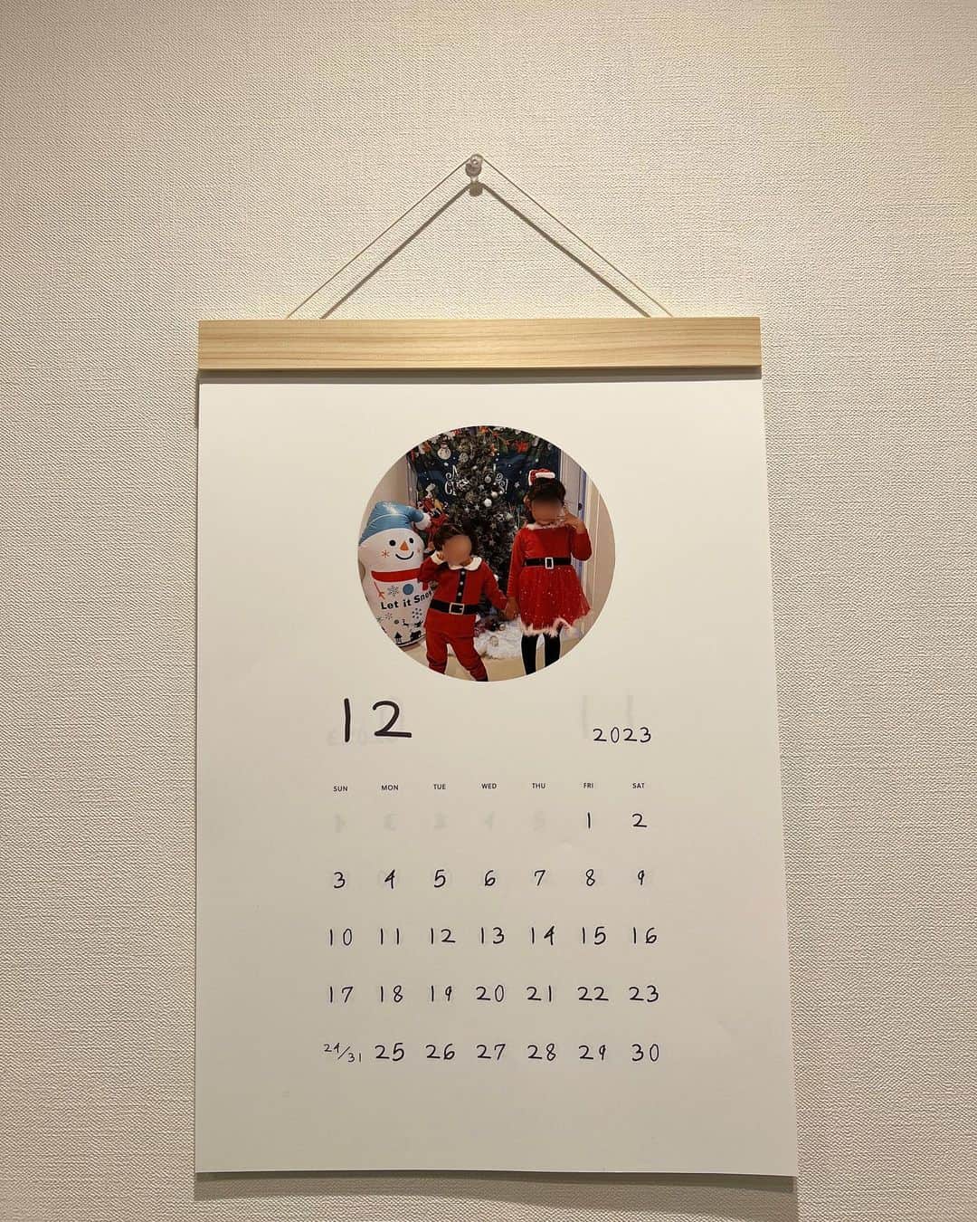 近藤千尋さんのインスタグラム写真 - (近藤千尋Instagram)「おはようございます🌞  今年も年賀状を作ったアプリ 「みてね」の新シリーズ💓🥰  カレンダーをアプリで簡単に作成できる、 「OKURU」😍 子供が書いた数字が そのままカレンダーの暦になる こどもの手書きカレンダーを 注文してみました💕☺️  少しいびつだったりするけど、 今しか書けない文字を残せるので、 おばあちゃん、おじいちゃんへの 贈り物にもオススメです🎁  置き型や壁掛け、カレンダーと サイズや種類が色々あります🤍  みてねと連携すると、みてねの写真も使えるので、とても便利✨😍  ちなみに、こちらのクーポンコードを入れると10%オフになります🫶🏻 クーポンコード⏩chipichan9623  詳しくは、OKURUの公式アカウン @okuru_calendar をチェックしてみてください😇  #pr #OKURU #カレンダー」12月18日 9時37分 - chipichan.1215