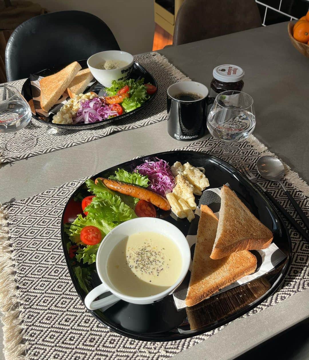 NANAさんのインスタグラム写真 - (NANAInstagram)「𝙂𝙤𝙤𝙙 𝙈𝙤𝙧𝙣𝙞𝙣𝙜 𓂃 𓈒𓏸◌‬🍳  今朝は冷凍庫の大掃除で色々食材をやっつける日✋  とりあえず冷凍コーンが沢山あったからコーンスープ作って冷凍しておいたグラタンに全粒粉のパンに無添加チョリソーにサラダ🧸‪🤎  今日は1日キッチンで色々食材をやっつます✊🏻 ̖́-カフェモカチョコスコーンも焼く🍫  今日は寒いけどお天気だから気持ち的に全然違うわ😅  皆さんhappyな日曜日を🤍🏹 ̖́ #lifestyle#breakfast#ワンプレート#ワンプレート朝ごはん#朝食#おうちごはん#おうちカフェ#homecooking#food#foodstagram#freecity#ikea」12月18日 11時04分 - nana1977hs
