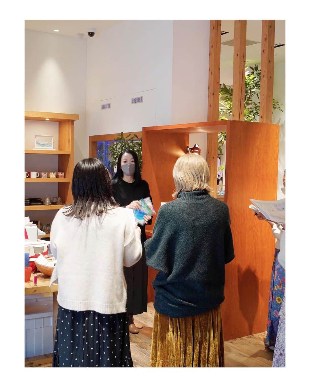 カン・ハンナさんのインスタグラム写真 - (カン・ハンナInstagram)「・ ⁡ ⁡ 博士論文の〆切日が近づき、 仕事も執筆も同時に頑張らなきゃいけなくて プレッシャーと疲れが出てきた土曜日の朝。 ⁡ ⁡ ミラリのPOPUP &CloseUpイベントが 行われているRHCロンハーマン川崎店にて ミラリの商品たちが可愛く展示されている姿を見て 胸がいっぱいになりました。 ⁡ ⁡ すくすくと成長してくれて、 この道のりを信じさせてくれて 本当にありがとうと小さな声でささやきました。 ⁡ ⁡ 朝からスタッフさんたちへのお勉強会、 来年に向けてのミーティング、 そして少しだけ直接お客様対応をしてきましたが、 ぼろぼろだった身体がいきなり元気になる…😌 本当に不思議です✨ ⁡ ⁡ 最近は初めてお会いした方々にも 「ミラリ大好きです」と言われることが本当に多く、 皆様のおかげでミラリが広がっているのを感じます。 ⁡ ⁡ 感謝の気持ちを込めて 今年の最後の最後まで頑張っていきますね💛 ⁡ ⁡ ⁡ ⁡ ⁡ ⁡ #ミラリ #ロンハーマン #いつも素敵なお取り組みをありがとうございます ⁡ ⁡ ⁡ ⁡」12月18日 11時49分 - kang_hanna_jp