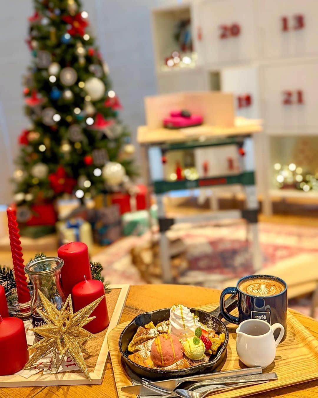 石井里奈さんのインスタグラム写真 - (石井里奈Instagram)「渋谷にあるcafe1886のボッシュカフェへ☕️🎄✨🎅 なんと今ホリデーに合わせてお店も可愛くデコレーションされていて、冬季限定メニューが楽しめるの💓 . パンケーキ好きな私としてはカイザーシュマーレン(苺とピスタチオ)をオーダー💓食べやすくてクリームと合わせて食べるとさらに美味しい🥹❤️ カプチーノもかわいいラテアートしてもらえてテンション上がりました🫶 カフェ可愛くてコーデも映えるよ❤️ tops... @charol___official  skirt... @graceclassofficial  boots... @hermes  bag... @polene_paris  . ぜひ足を運んでみてね💓 . #cafe1886atbosch #cafe1886 #ボッシュのクリスマス #カフェスタグラム #渋谷カフェ #pr #りなまるグルメ #スイーツ女子 #クリスマススイーツ」12月18日 12時23分 - ri7tin1025