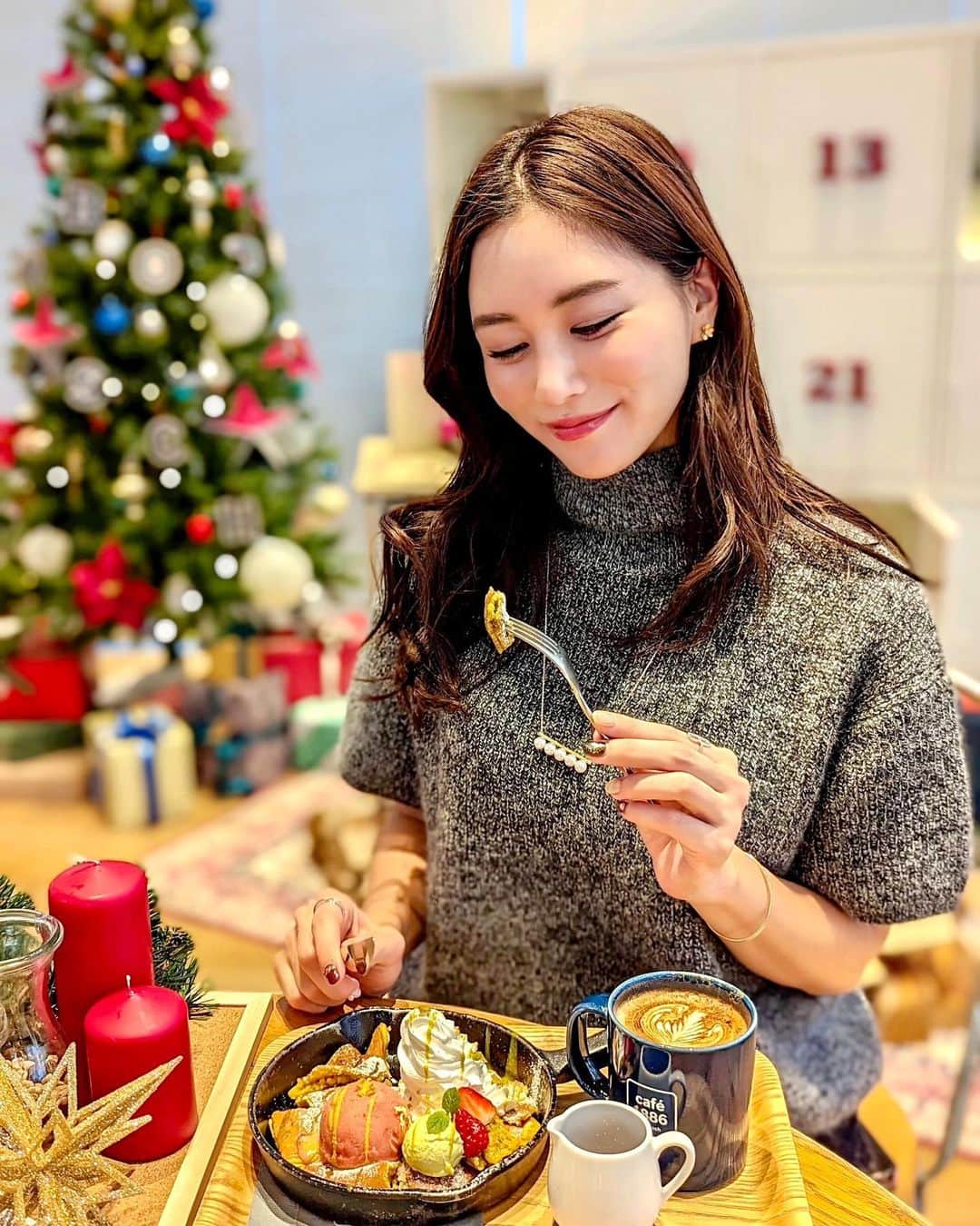 石井里奈さんのインスタグラム写真 - (石井里奈Instagram)「渋谷にあるcafe1886のボッシュカフェへ☕️🎄✨🎅 なんと今ホリデーに合わせてお店も可愛くデコレーションされていて、冬季限定メニューが楽しめるの💓 . パンケーキ好きな私としてはカイザーシュマーレン(苺とピスタチオ)をオーダー💓食べやすくてクリームと合わせて食べるとさらに美味しい🥹❤️ カプチーノもかわいいラテアートしてもらえてテンション上がりました🫶 カフェ可愛くてコーデも映えるよ❤️ tops... @charol___official  skirt... @graceclassofficial  boots... @hermes  bag... @polene_paris  . ぜひ足を運んでみてね💓 . #cafe1886atbosch #cafe1886 #ボッシュのクリスマス #カフェスタグラム #渋谷カフェ #pr #りなまるグルメ #スイーツ女子 #クリスマススイーツ」12月18日 12時23分 - ri7tin1025