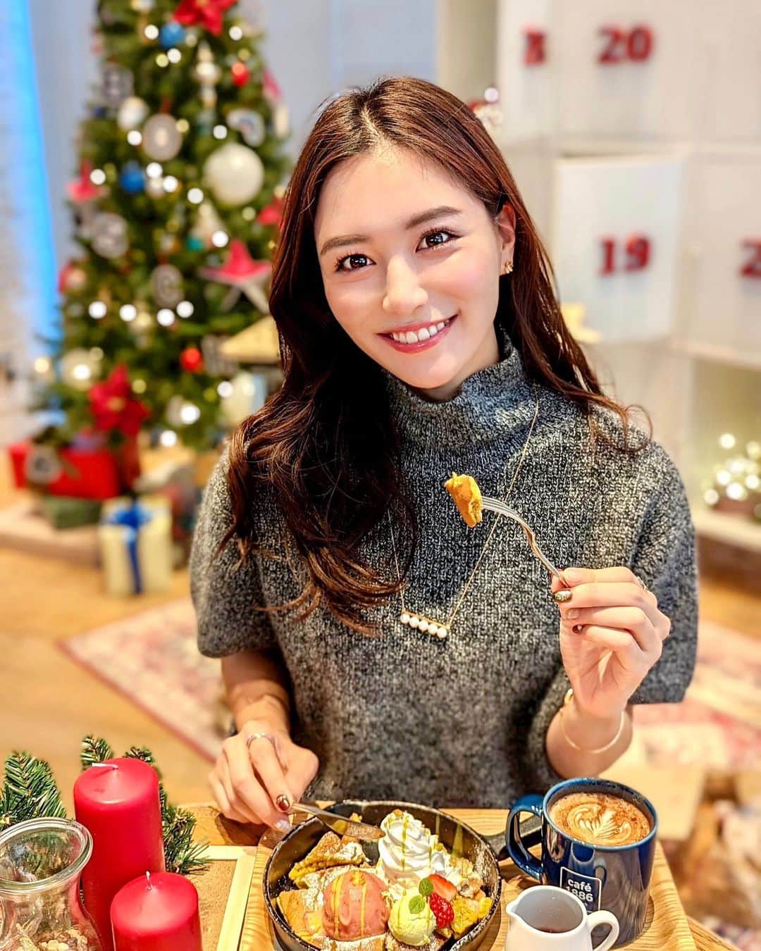 石井里奈さんのインスタグラム写真 - (石井里奈Instagram)「渋谷にあるcafe1886のボッシュカフェへ☕️🎄✨🎅 なんと今ホリデーに合わせてお店も可愛くデコレーションされていて、冬季限定メニューが楽しめるの💓 . パンケーキ好きな私としてはカイザーシュマーレン(苺とピスタチオ)をオーダー💓食べやすくてクリームと合わせて食べるとさらに美味しい🥹❤️ カプチーノもかわいいラテアートしてもらえてテンション上がりました🫶 カフェ可愛くてコーデも映えるよ❤️ tops... @charol___official  skirt... @graceclassofficial  boots... @hermes  bag... @polene_paris  . ぜひ足を運んでみてね💓 . #cafe1886atbosch #cafe1886 #ボッシュのクリスマス #カフェスタグラム #渋谷カフェ #pr #りなまるグルメ #スイーツ女子 #クリスマススイーツ」12月18日 12時23分 - ri7tin1025