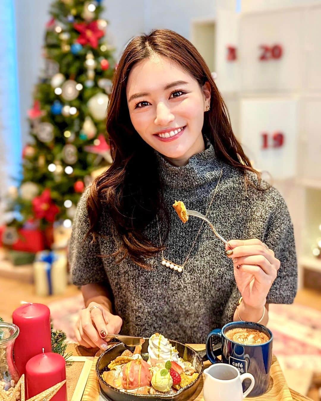 石井里奈さんのインスタグラム写真 - (石井里奈Instagram)「渋谷にあるcafe1886のボッシュカフェへ☕️🎄✨🎅 なんと今ホリデーに合わせてお店も可愛くデコレーションされていて、冬季限定メニューが楽しめるの💓 . パンケーキ好きな私としてはカイザーシュマーレン(苺とピスタチオ)をオーダー💓食べやすくてクリームと合わせて食べるとさらに美味しい🥹❤️ カプチーノもかわいいラテアートしてもらえてテンション上がりました🫶 カフェ可愛くてコーデも映えるよ❤️ tops... @charol___official  skirt... @graceclassofficial  boots... @hermes  bag... @polene_paris  . ぜひ足を運んでみてね💓 . #cafe1886atbosch #cafe1886 #ボッシュのクリスマス #カフェスタグラム #渋谷カフェ #pr #りなまるグルメ #スイーツ女子 #クリスマススイーツ」12月18日 12時23分 - ri7tin1025