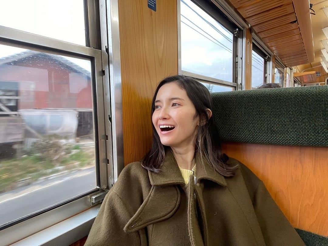 市川紗椰さんのインスタグラム写真 - (市川紗椰Instagram)「#麺鉄 ！今回は六角さんが山陽、市川が山陰の鉄道×麺の旅をします。 ⁡ お蕎麦美味しかったー 鳥取砂丘すごかったー 木次線最高だったー ⁡ ⁡もし良かったら！  麺鉄 ～メン食い鉄道　絶景の旅～ 12月18日BS TBS よる9:00～10:54 ⁡ #アウター @casa_fline  #ニット #comfortembracement  #ショートパンツ @provoke_design_boutique  #ブーツ @SOLSANASHOES @jack_joat」12月18日 16時13分 - sayaichikawa.official