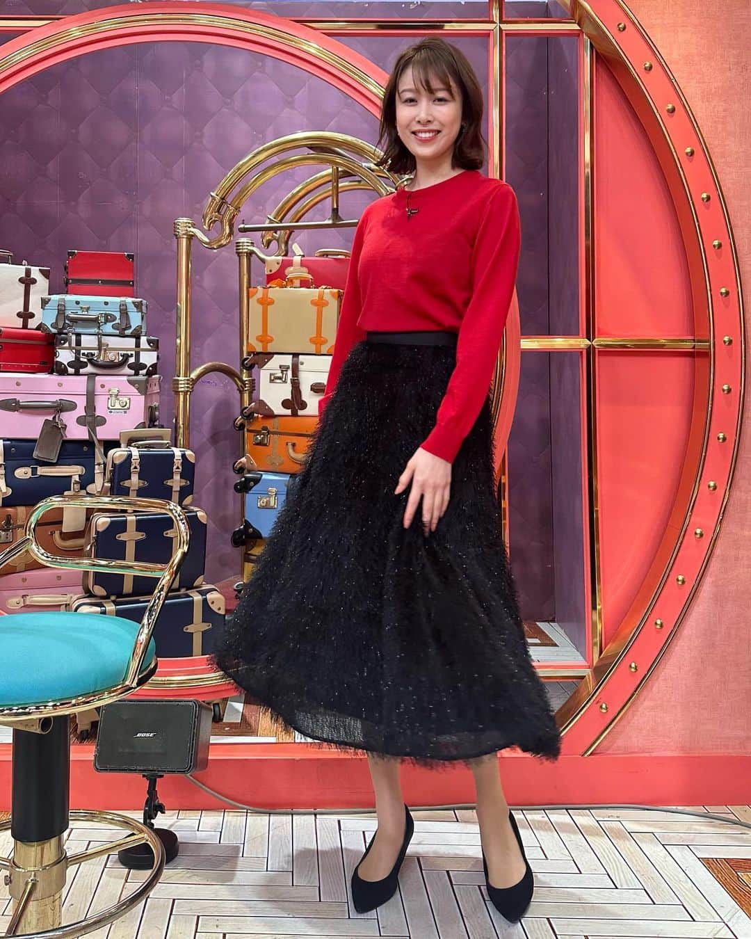 良原安美さんのインスタグラム写真 - (良原安美Instagram)「今夜、決まるんですね！⚽️👀 皆さんはどんな予想ですか？ ⁡ ⁡ そして 本日のサンデージャポン、 衣装です☺️ ⁡ #なんだか #🎅 ⁡ ニット Aquascutum スカート CELFORD  ピアス agete  ⁡ ⁡ #衣装 #赤ニット　スキ」12月18日 17時40分 - yoshiharaami