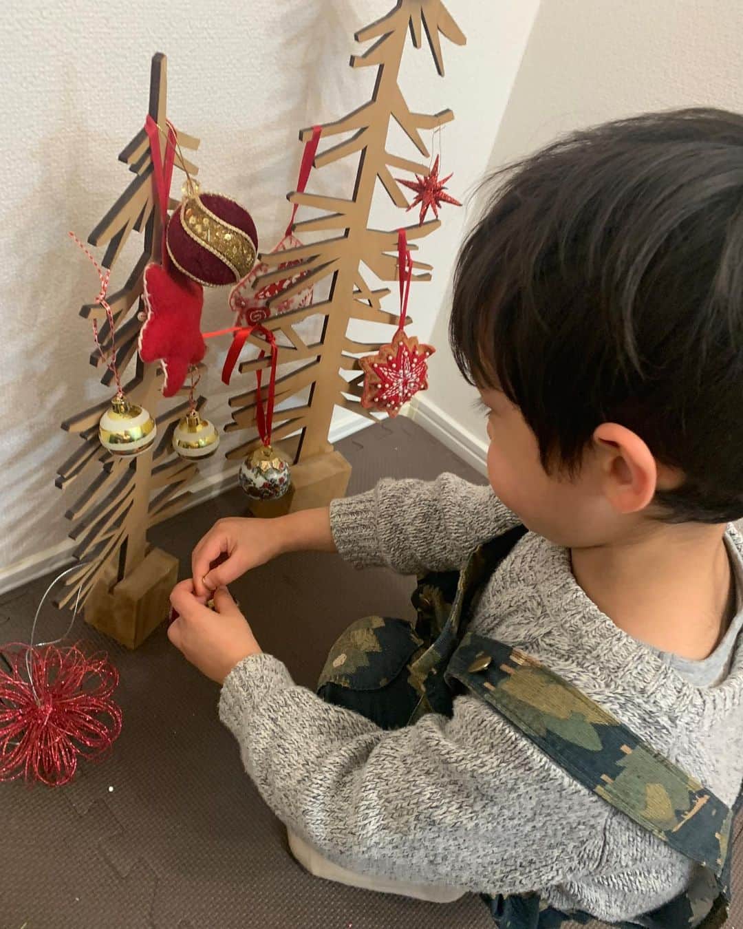 仲川希良さんのインスタグラム写真 - (仲川希良Instagram)「#adventcalendar 🎄14 ・ 遅刻を巻き返せ！ポン！ 「家のクリスマスの飾り付け」というおしゃべりテーマ ・ 今年も近所の公園で拾ってきた枯れ枝に お気に入りのオーナメントを飾り付けました ・ 一年に一度「やあやあ、今年もこの季節がきたね！」と挨拶するような気持ちで いつもの顔ぶれをひとつひとつ愛でながら飾る時間が大好きです ・ 飾り方によって見え方は変わるもので 今年のお気に入りポイントは 吹雪が閉じ込められたガラス玉を眺める松ぼっくり坊や(2枚目)と 絶対ココが似合う！と息子が主張して鹿の角にさげたハリネズミ(3枚目) ・ ・ オーナメントはだいたいガラス製なので 紙包をひらいて取り出すたびに大騒ぎでリアクションしてくれる息子にヒヤヒヤ 人の大切なものにソッと触れる練習になるかな？どうかな……？と思いましたが やはりひとつ壊されてしまったので 以後この出窓の飾り付けはノータッチでお願いしています……来年はどうかなぁ ・ ・ 息子には触っても困らないツリーとオーナメント(5枚目)を渡してみましたが やはりキラキラと繊細なガラス製がいいようで こちらは初日以外あまり盛り上がっていません笑 ・ ・ ・ #クリスマスツリー #クリスマスオーナメント　🔴🔵🟢🟣🟠」12月18日 17時47分 - kiranakagawa
