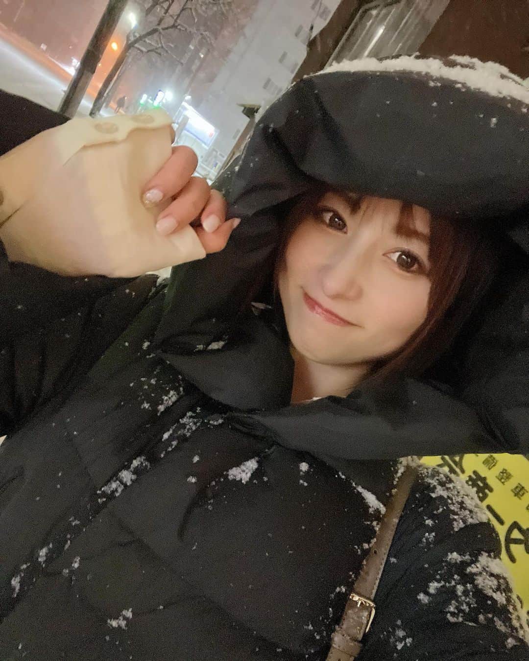 成瀬心美さんのインスタグラム写真 - (成瀬心美Instagram)「⛄️  ただいまー！ 北海道から帰ってきたよー❣️  さっっっっむかったー！  北海道の寒さって カラッとしてるから 意外と寒過ぎなくていいよねー！ なんて話してたけど 本当足の先から 感覚なくなるくらい 寒かったー！！！なめてたー！！！🤣  でもこんな雪 なかなか体験できないことだから ちょっと楽しんでみたり。笑  朝起きたら一面銀世界で😳  でも雪がパウダースノーだから さらさらキラキラしてて 美しくて眩しかった！  本当サラサラ過ぎて 雪だるま作れなかった🥺  昨日はイベントの後 美味しい焼肉を食べさせていただきましたっ🥳 締めのカレーうどんが 美味し過ぎたんだぁ。 また食べたいなー✨  そして朝は市場に行って 海鮮をたらふく🤤  まだまだ、いろんなもの食べたかったなー🤣 お腹いっぱいで叶わず。 今写真見返して、美味しかったなぁって改めて✨  本当に楽しい北海道でした。 また行きたいな。  昨日、対面イベントは 今年最後でした☺️  沢山の方が集まってくださって 本当感激したなぁ。 昨日はゆっくり更新できなかったので 改めて。  本当に本当にありがとうございました☺️  楽しんでいただけましたか？  初めましての方が多くて びっくりしました！✨  私はとにかくはしゃいでいて 昨日カメラマンさんが その様子のお写真を送ってくださったので また今度見てください🤭笑  みんなに逢えるのって 本当に幸せだなーって 心から楽しみました！  そしてロウリュ！ 抽選で当たった皆さんと 今回も楽しみました☺️ 汗だくで！🤣 次回もしあったら もっとアツアツにしたい！覚悟なさい😏  そして宴会✨ 半分くらいの方が 今回初めましての方で☺️  どういうきっかけで好きになってくれたか そんな話などなどお酒を飲みながら してくれて☺️ 本当にみんな素敵な笑顔で話してくれるから 私もお酒進んだー🤣 ちょっと酔っ払っちゃいました✨  そしていつも私のイベントに参加してくれる 地方から来てくれたみんなも居てくれて 色々サポートしてくれたりしたお陰で 私は私らしく楽しめました🥰  そして 来てくださった方はわかると思うけど とても盛り上がる出来事もあって！  どう言葉にしたらいいかわからないけど 本当にファンの方からの愛の力って 凄いんだなぁって。 私こんな幸せでいいのかなーって どうしてここまで愛をくれるのかなーって 嬉しくて感激で なんかいろんな感情がぐるぐるして 溢れ出してしまいました😂  凄い暖かい時間だったよ。 あの空間にいたみんなが あたたかくて、優しくて 素敵な時間だなぁって思った。 みんな1人1人、本当にありがとう！ 最高な顔だった！忘れない😊  またいつか、機会があれば 一緒に楽しみましょうね！✨  今回の北海道も最高でした！！ ありがとうございました♡ 最高のイベント納めでした✨  #snow #hokkaido #❄️ #北海道 #雪 #海鮮丼 #二条市場」12月18日 18時05分 - coco3ndazo