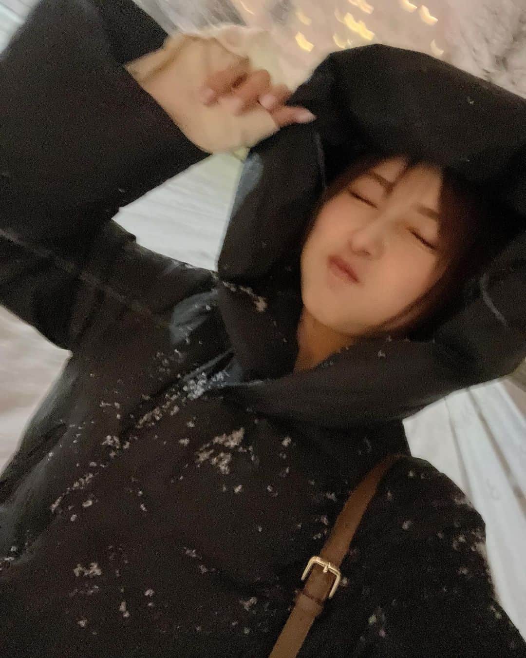 成瀬心美さんのインスタグラム写真 - (成瀬心美Instagram)「⛄️  ただいまー！ 北海道から帰ってきたよー❣️  さっっっっむかったー！  北海道の寒さって カラッとしてるから 意外と寒過ぎなくていいよねー！ なんて話してたけど 本当足の先から 感覚なくなるくらい 寒かったー！！！なめてたー！！！🤣  でもこんな雪 なかなか体験できないことだから ちょっと楽しんでみたり。笑  朝起きたら一面銀世界で😳  でも雪がパウダースノーだから さらさらキラキラしてて 美しくて眩しかった！  本当サラサラ過ぎて 雪だるま作れなかった🥺  昨日はイベントの後 美味しい焼肉を食べさせていただきましたっ🥳 締めのカレーうどんが 美味し過ぎたんだぁ。 また食べたいなー✨  そして朝は市場に行って 海鮮をたらふく🤤  まだまだ、いろんなもの食べたかったなー🤣 お腹いっぱいで叶わず。 今写真見返して、美味しかったなぁって改めて✨  本当に楽しい北海道でした。 また行きたいな。  昨日、対面イベントは 今年最後でした☺️  沢山の方が集まってくださって 本当感激したなぁ。 昨日はゆっくり更新できなかったので 改めて。  本当に本当にありがとうございました☺️  楽しんでいただけましたか？  初めましての方が多くて びっくりしました！✨  私はとにかくはしゃいでいて 昨日カメラマンさんが その様子のお写真を送ってくださったので また今度見てください🤭笑  みんなに逢えるのって 本当に幸せだなーって 心から楽しみました！  そしてロウリュ！ 抽選で当たった皆さんと 今回も楽しみました☺️ 汗だくで！🤣 次回もしあったら もっとアツアツにしたい！覚悟なさい😏  そして宴会✨ 半分くらいの方が 今回初めましての方で☺️  どういうきっかけで好きになってくれたか そんな話などなどお酒を飲みながら してくれて☺️ 本当にみんな素敵な笑顔で話してくれるから 私もお酒進んだー🤣 ちょっと酔っ払っちゃいました✨  そしていつも私のイベントに参加してくれる 地方から来てくれたみんなも居てくれて 色々サポートしてくれたりしたお陰で 私は私らしく楽しめました🥰  そして 来てくださった方はわかると思うけど とても盛り上がる出来事もあって！  どう言葉にしたらいいかわからないけど 本当にファンの方からの愛の力って 凄いんだなぁって。 私こんな幸せでいいのかなーって どうしてここまで愛をくれるのかなーって 嬉しくて感激で なんかいろんな感情がぐるぐるして 溢れ出してしまいました😂  凄い暖かい時間だったよ。 あの空間にいたみんなが あたたかくて、優しくて 素敵な時間だなぁって思った。 みんな1人1人、本当にありがとう！ 最高な顔だった！忘れない😊  またいつか、機会があれば 一緒に楽しみましょうね！✨  今回の北海道も最高でした！！ ありがとうございました♡ 最高のイベント納めでした✨  #snow #hokkaido #❄️ #北海道 #雪 #海鮮丼 #二条市場」12月18日 18時05分 - coco3ndazo