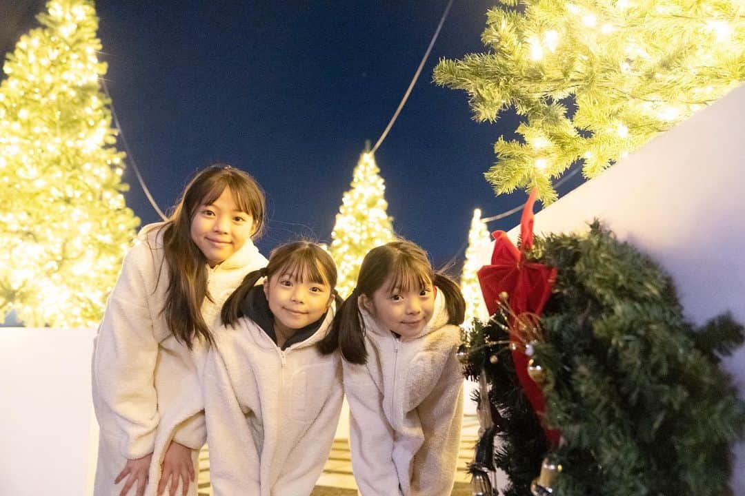 Yukiさんのインスタグラム写真 - (YukiInstagram)「よく家族でもおでかけする駒沢公園✨  こんなに素敵なイルミネーションがあるなんて👀💓💓  なんと今年は都立公園150周年記念として駒沢オリンピック公園の花と光のムーブメントでクリスマスイルミネーションが行われてるよ😉⭐️  撮影のポイントは たくさん並んでる🎄を斜めの角度から撮るとこういう写真が撮れるよ😉⭐️  とってもきれいなので 12月25日までイルミネーション期間にぜひ行ってみてね☺️🌟  わが家もまた期間内に家族で行ってみようと思います🌟🌟  #イルミネーション  #駒沢オリンピック公園 #子どもとおでかけ #familychristmas  #三姉妹 #komazawapark #世田谷区 #都立公園 #駒沢公園」12月18日 18時21分 - yukikuu96
