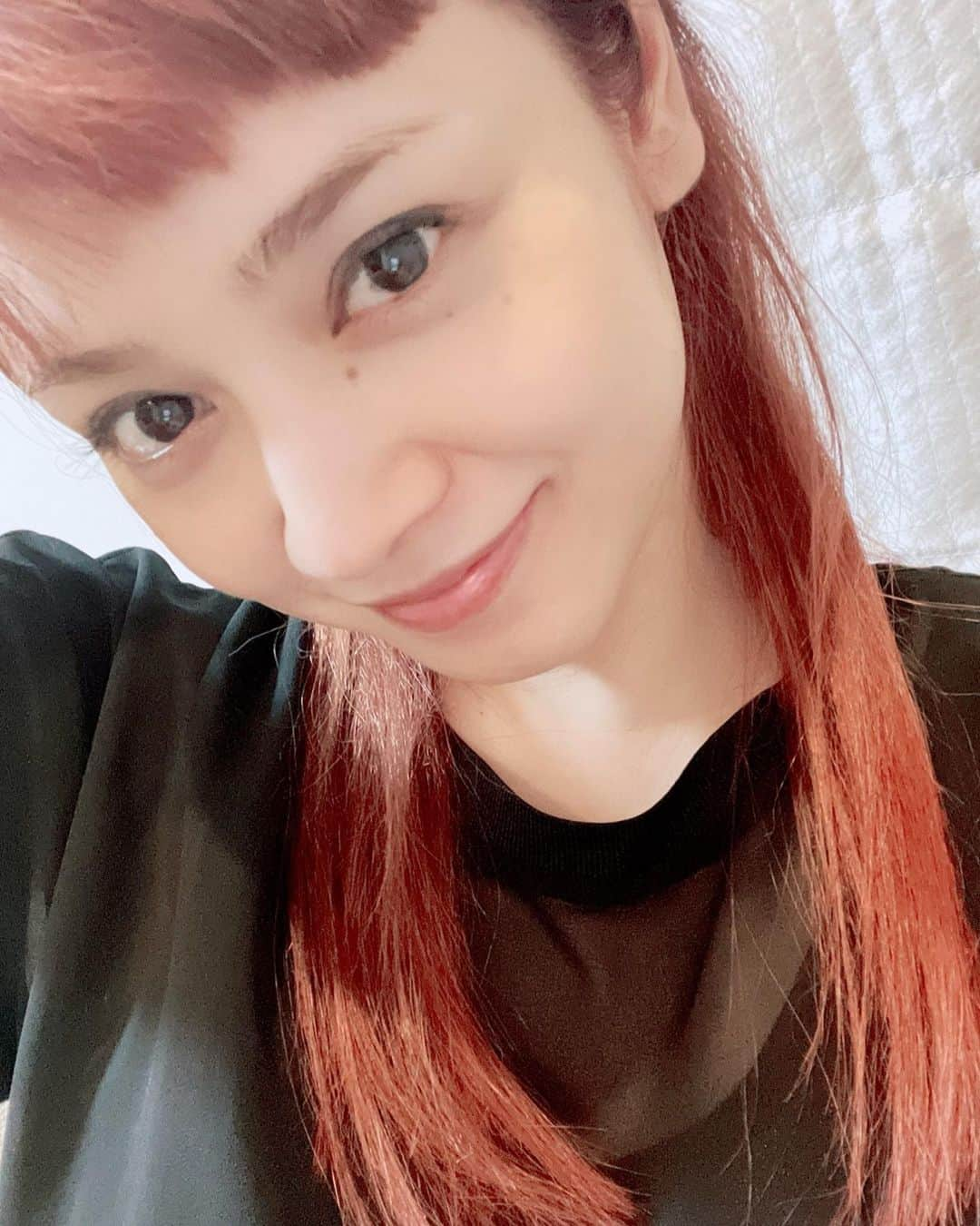 平愛梨さんのインスタグラム写真 - (平愛梨Instagram)「想い出のヘアースタイル👩🏻‍🦰  赤髪サヨナラ👋  4年前のロシア大会は現地に行けず気持ちだけでもすぐそばに‼︎なんて思い夫に内緒で金髪に染めた😅  「え？愛梨も金髪にした⁈」と驚いてたけどあの時は私の弟(四男)も「義兄と気持ちは一緒」と染めて仕事現場に行って父に叱られて翌日には黒髪に戻してた😂(おバカちゃん🤣)  あれから4年！  夫は色んな気持ちを込めて「赤髪にする」と言った‼︎  さすがに‼︎ 4年前の自分と今は状況が違う🥲  3人の子供の親として赤髪は目立ってしまうだろうしもう恥ずかしいナ🙈 なんて思い替えようとは思わなかった‼︎(それが普通なんだけど😅)  夫をカタールへ見送った後の10日間！  W杯が近づくにつれ電話で話す夫の緊張感と気合いがヒシヒシと伝わり、私もソワソワ電線した😅  気持ちが高鳴り「同じ気合いじゃないとダメな気がする」と勝手ながらの自分解釈で思い立ったらすぐ行動⁈という感じで一応、マネージャーさんにだけ伝えて赤髪に染めた‼︎  カタールで夫に会えるまで内緒にしておこう🙈と思ってどこかルンルン💕  のはずが‼️  髪を染めたその日に  夫からテレビ電話😰  子供の顔をドアップに映しながら電話してたら毛先が画面に映ったみたいで😱  「ん？愛梨、髪赤くない？」ってすぐ気づいた夫😢  ガーン((((；ﾟДﾟ)))))))  バレてーら🤪💦  「ハハッ😆今回も同じ気持ちで戦っちゃいます💪」と言ったら、夫はマジかー⁈と苦笑いしてた😂  子供達はシャンプーで落ちる1日レッドスプレーにして母は真っ赤のカツラ被ってみんなで燃え上がるヘアカラーで全力応援📣⚽️✨  思い立ったらすぐ行動は母に似たようです😅(ハハッ＝母なんつって) #愛梨のヘアースタイル#2022#ワールドカップ#想い出のヘアー#こんな機会ない#家族みんな一緒#気持ちはただひとつ#赤髪#サヨナラ#大切な想い出」12月18日 18時27分 - harikiri_tairi