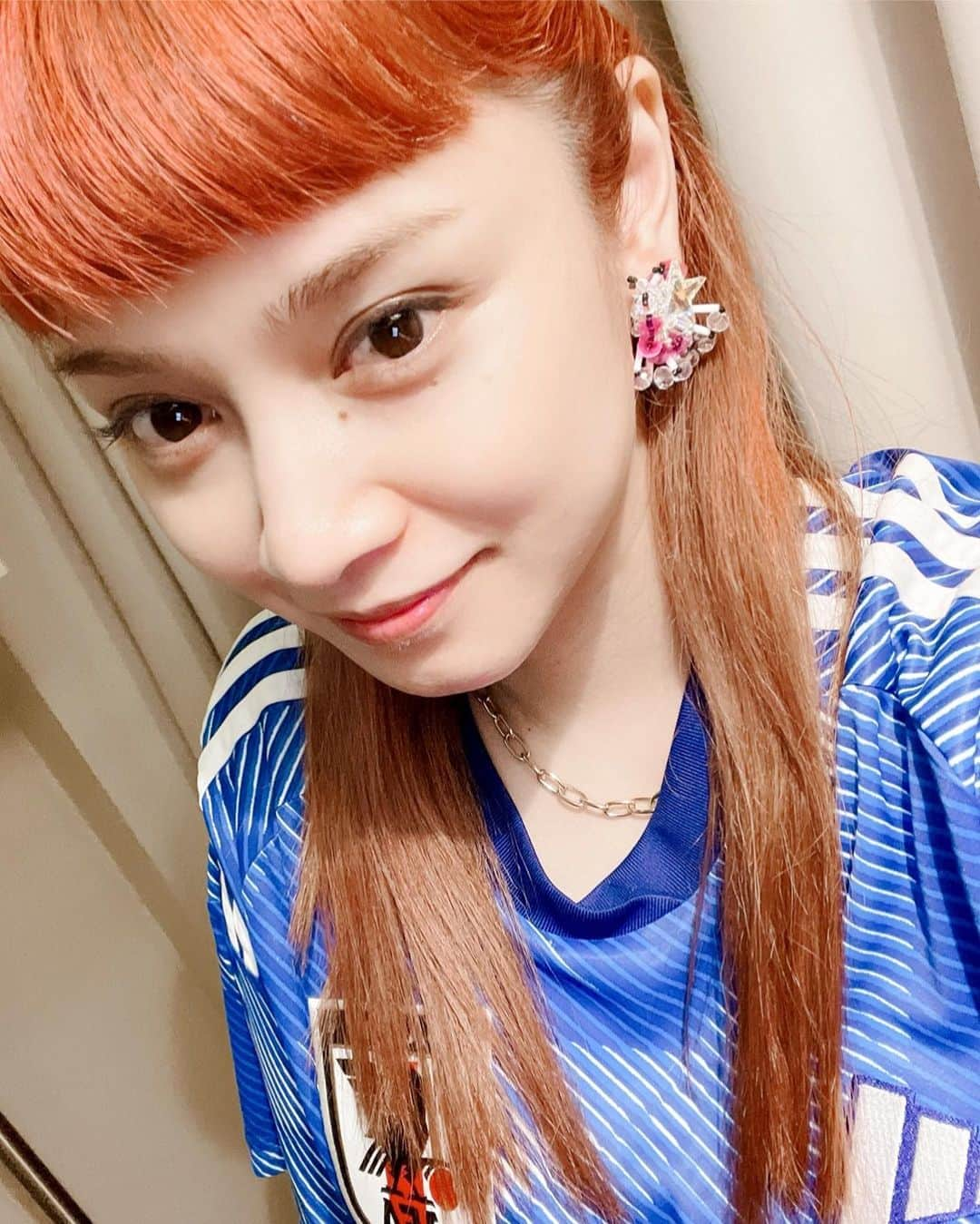 平愛梨さんのインスタグラム写真 - (平愛梨Instagram)「想い出のヘアースタイル👩🏻‍🦰  赤髪サヨナラ👋  4年前のロシア大会は現地に行けず気持ちだけでもすぐそばに‼︎なんて思い夫に内緒で金髪に染めた😅  「え？愛梨も金髪にした⁈」と驚いてたけどあの時は私の弟(四男)も「義兄と気持ちは一緒」と染めて仕事現場に行って父に叱られて翌日には黒髪に戻してた😂(おバカちゃん🤣)  あれから4年！  夫は色んな気持ちを込めて「赤髪にする」と言った‼︎  さすがに‼︎ 4年前の自分と今は状況が違う🥲  3人の子供の親として赤髪は目立ってしまうだろうしもう恥ずかしいナ🙈 なんて思い替えようとは思わなかった‼︎(それが普通なんだけど😅)  夫をカタールへ見送った後の10日間！  W杯が近づくにつれ電話で話す夫の緊張感と気合いがヒシヒシと伝わり、私もソワソワ電線した😅  気持ちが高鳴り「同じ気合いじゃないとダメな気がする」と勝手ながらの自分解釈で思い立ったらすぐ行動⁈という感じで一応、マネージャーさんにだけ伝えて赤髪に染めた‼︎  カタールで夫に会えるまで内緒にしておこう🙈と思ってどこかルンルン💕  のはずが‼️  髪を染めたその日に  夫からテレビ電話😰  子供の顔をドアップに映しながら電話してたら毛先が画面に映ったみたいで😱  「ん？愛梨、髪赤くない？」ってすぐ気づいた夫😢  ガーン((((；ﾟДﾟ)))))))  バレてーら🤪💦  「ハハッ😆今回も同じ気持ちで戦っちゃいます💪」と言ったら、夫はマジかー⁈と苦笑いしてた😂  子供達はシャンプーで落ちる1日レッドスプレーにして母は真っ赤のカツラ被ってみんなで燃え上がるヘアカラーで全力応援📣⚽️✨  思い立ったらすぐ行動は母に似たようです😅(ハハッ＝母なんつって) #愛梨のヘアースタイル#2022#ワールドカップ#想い出のヘアー#こんな機会ない#家族みんな一緒#気持ちはただひとつ#赤髪#サヨナラ#大切な想い出」12月18日 18時27分 - harikiri_tairi