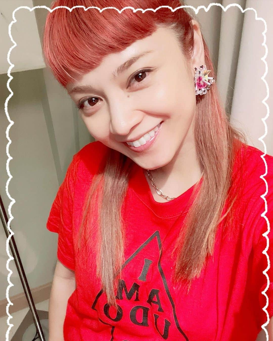 平愛梨さんのインスタグラム写真 - (平愛梨Instagram)「想い出のヘアースタイル👩🏻‍🦰  赤髪サヨナラ👋  4年前のロシア大会は現地に行けず気持ちだけでもすぐそばに‼︎なんて思い夫に内緒で金髪に染めた😅  「え？愛梨も金髪にした⁈」と驚いてたけどあの時は私の弟(四男)も「義兄と気持ちは一緒」と染めて仕事現場に行って父に叱られて翌日には黒髪に戻してた😂(おバカちゃん🤣)  あれから4年！  夫は色んな気持ちを込めて「赤髪にする」と言った‼︎  さすがに‼︎ 4年前の自分と今は状況が違う🥲  3人の子供の親として赤髪は目立ってしまうだろうしもう恥ずかしいナ🙈 なんて思い替えようとは思わなかった‼︎(それが普通なんだけど😅)  夫をカタールへ見送った後の10日間！  W杯が近づくにつれ電話で話す夫の緊張感と気合いがヒシヒシと伝わり、私もソワソワ電線した😅  気持ちが高鳴り「同じ気合いじゃないとダメな気がする」と勝手ながらの自分解釈で思い立ったらすぐ行動⁈という感じで一応、マネージャーさんにだけ伝えて赤髪に染めた‼︎  カタールで夫に会えるまで内緒にしておこう🙈と思ってどこかルンルン💕  のはずが‼️  髪を染めたその日に  夫からテレビ電話😰  子供の顔をドアップに映しながら電話してたら毛先が画面に映ったみたいで😱  「ん？愛梨、髪赤くない？」ってすぐ気づいた夫😢  ガーン((((；ﾟДﾟ)))))))  バレてーら🤪💦  「ハハッ😆今回も同じ気持ちで戦っちゃいます💪」と言ったら、夫はマジかー⁈と苦笑いしてた😂  子供達はシャンプーで落ちる1日レッドスプレーにして母は真っ赤のカツラ被ってみんなで燃え上がるヘアカラーで全力応援📣⚽️✨  思い立ったらすぐ行動は母に似たようです😅(ハハッ＝母なんつって) #愛梨のヘアースタイル#2022#ワールドカップ#想い出のヘアー#こんな機会ない#家族みんな一緒#気持ちはただひとつ#赤髪#サヨナラ#大切な想い出」12月18日 18時27分 - harikiri_tairi