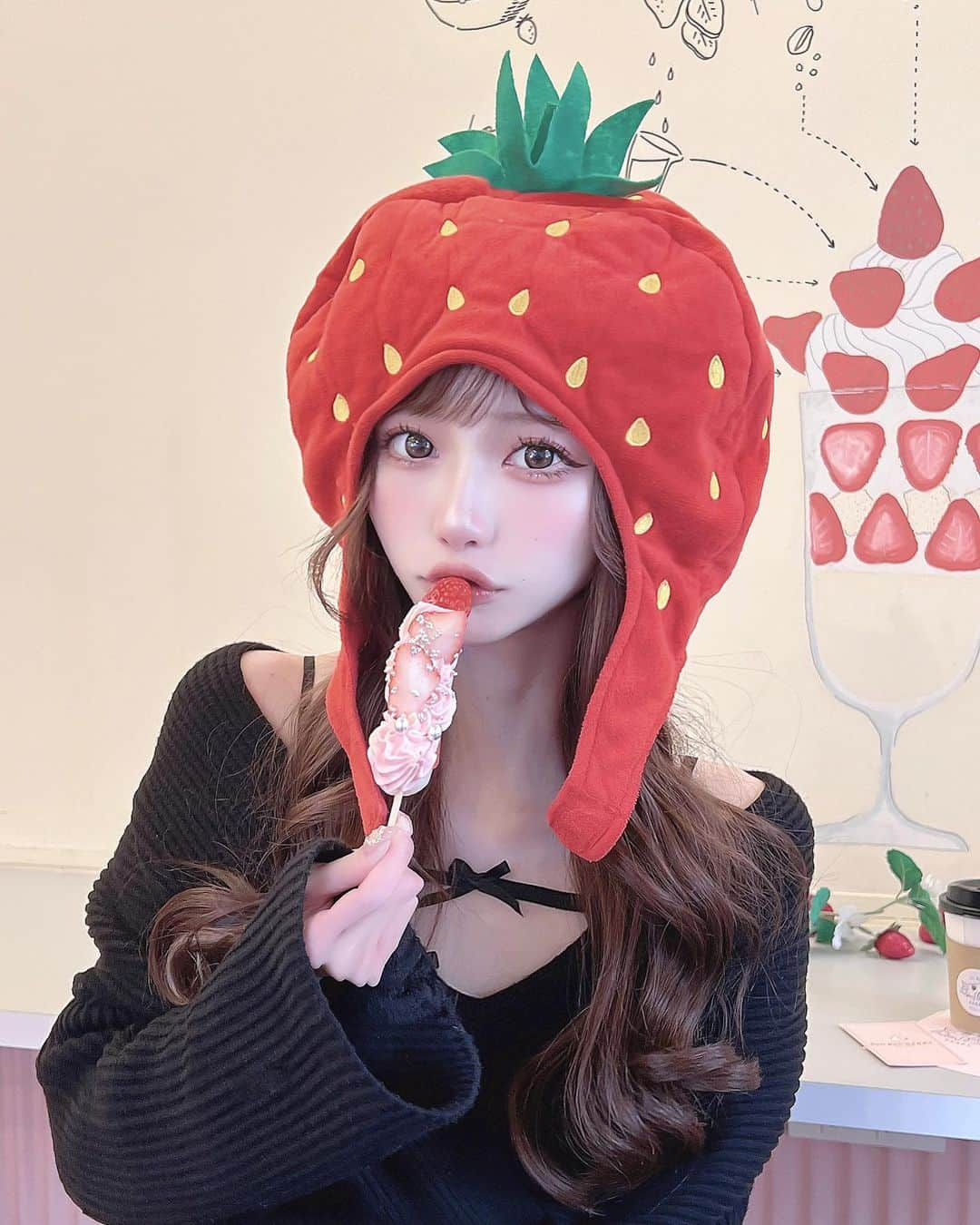 あやちゃんさんのインスタグラム写真 - (あやちゃんInstagram)「苺ちゃん😋🍓💞🍡 ここのカフェ可愛くて駅からすぐだから 熱海行ったらおすすめスポットだよ🧁  #いちごスイーツ #いちごパフェ #いちご大福 #いちご飴 #イチゴパフェ #苺スイーツ #苺パフェ #熱海カフェ #熱海グルメ #熱海旅行 #熱海観光 #熱海スイーツ #熱海 #いちごbonbonberry熱海ハウス  #いちごbonbonberry」12月18日 20時48分 - aya.you.love.r