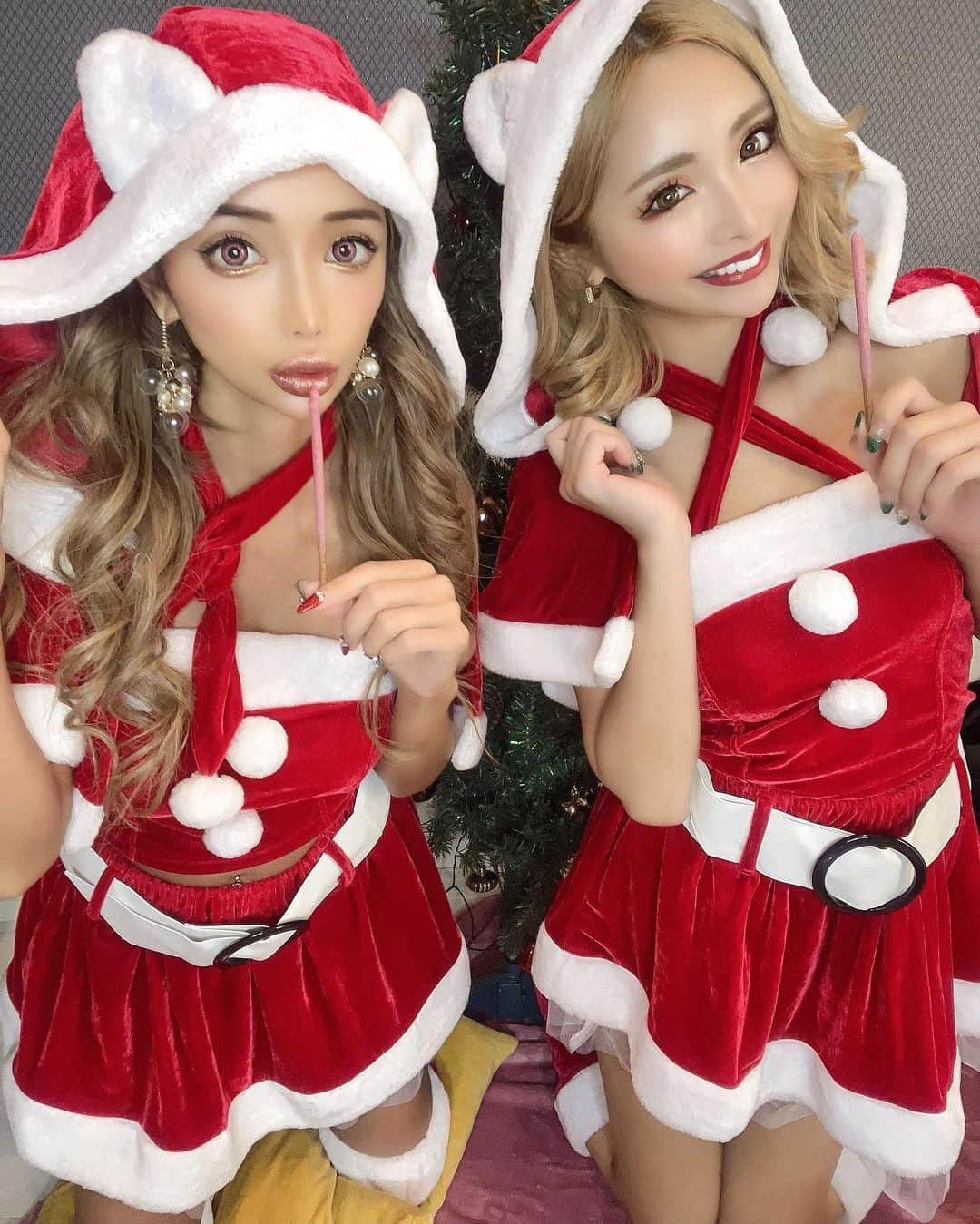 marinさんのインスタグラム写真 - (marinInstagram)「. . そらちゃんと @sorafujiki  毎年恒例クリスマス🎄 パーティーしたょ🥳🎉🍰🎅 . . @dazzy.me  @dazzy_official  . . デイジーのサンタコス 超可愛い😍🤍 . . チェックしてみてね🤤🍰 沢山可愛いの揃ってました👠✨ . . 今年のクリスマスイブは、 六本木ファブリック 出勤してますので 遊びにきてね〜☺️💓 サンタコスして待ってる🎉🥹 今年は、サンタさん 来るかなぁー？🎅🥹✨🎉 . . 去年も二日ともちゃんと 出勤してたなぁ😆💕 . .  #クリスマス#サンタコス#サンタさん#コスプレ#デイジーストア#dazzystore #キャバ嬢#愛咲マリン#メリークリスマス#2022#ツリー#ツリーネイル」12月18日 20時57分 - maririn__78