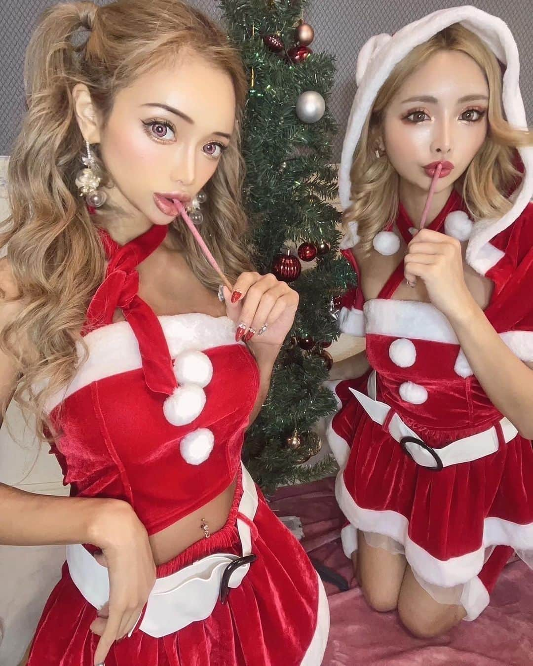 marinさんのインスタグラム写真 - (marinInstagram)「. . そらちゃんと @sorafujiki  毎年恒例クリスマス🎄 パーティーしたょ🥳🎉🍰🎅 . . @dazzy.me  @dazzy_official  . . デイジーのサンタコス 超可愛い😍🤍 . . チェックしてみてね🤤🍰 沢山可愛いの揃ってました👠✨ . . 今年のクリスマスイブは、 六本木ファブリック 出勤してますので 遊びにきてね〜☺️💓 サンタコスして待ってる🎉🥹 今年は、サンタさん 来るかなぁー？🎅🥹✨🎉 . . 去年も二日ともちゃんと 出勤してたなぁ😆💕 . .  #クリスマス#サンタコス#サンタさん#コスプレ#デイジーストア#dazzystore #キャバ嬢#愛咲マリン#メリークリスマス#2022#ツリー#ツリーネイル」12月18日 20時57分 - maririn__78