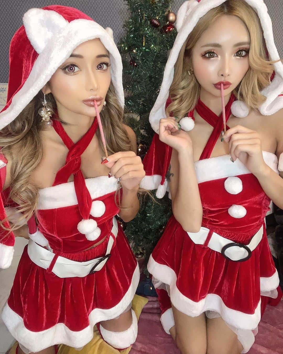 marinさんのインスタグラム写真 - (marinInstagram)「. . そらちゃんと @sorafujiki  毎年恒例クリスマス🎄 パーティーしたょ🥳🎉🍰🎅 . . @dazzy.me  @dazzy_official  . . デイジーのサンタコス 超可愛い😍🤍 . . チェックしてみてね🤤🍰 沢山可愛いの揃ってました👠✨ . . 今年のクリスマスイブは、 六本木ファブリック 出勤してますので 遊びにきてね〜☺️💓 サンタコスして待ってる🎉🥹 今年は、サンタさん 来るかなぁー？🎅🥹✨🎉 . . 去年も二日ともちゃんと 出勤してたなぁ😆💕 . .  #クリスマス#サンタコス#サンタさん#コスプレ#デイジーストア#dazzystore #キャバ嬢#愛咲マリン#メリークリスマス#2022#ツリー#ツリーネイル」12月18日 20時57分 - maririn__78