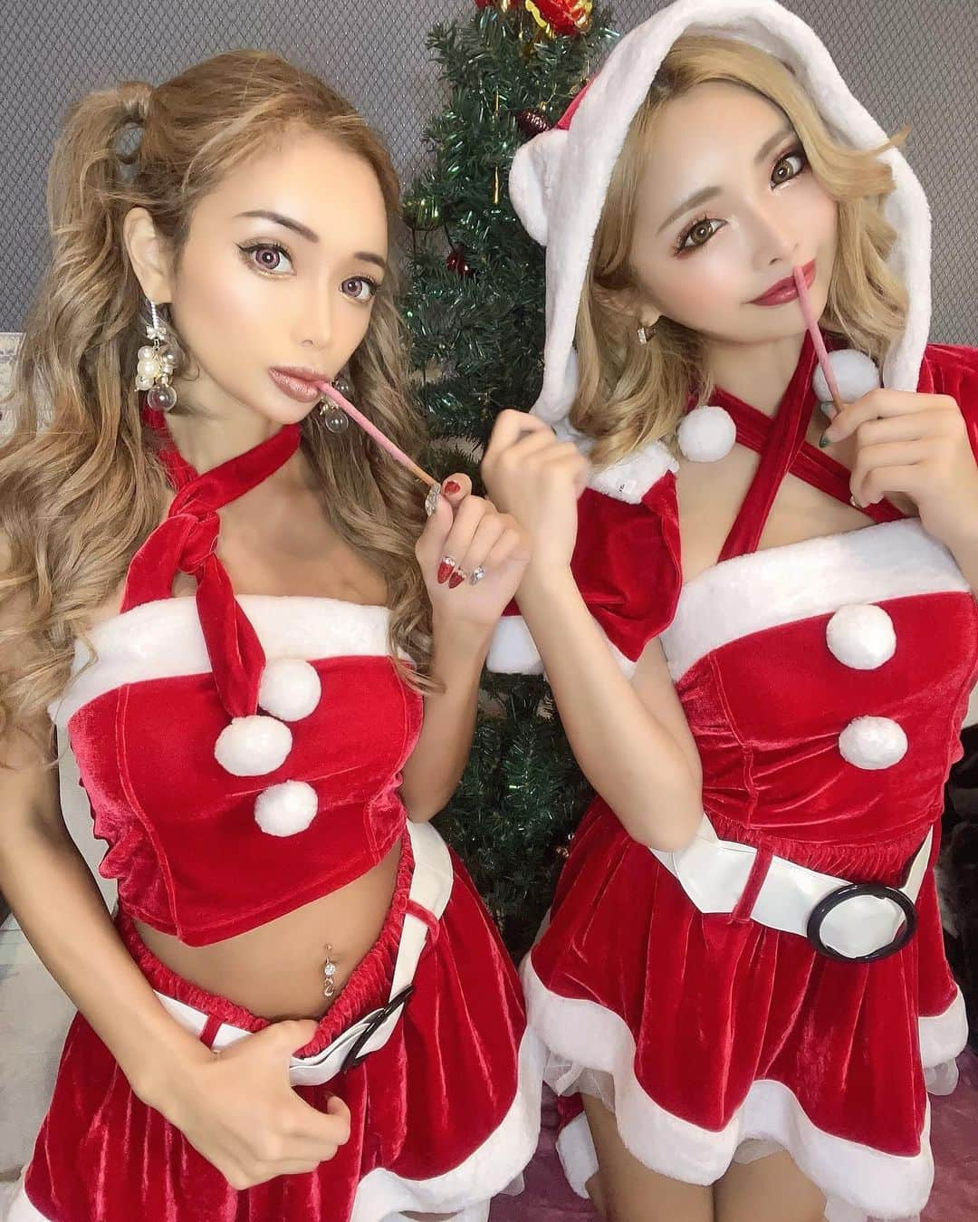 marinさんのインスタグラム写真 - (marinInstagram)「. . そらちゃんと @sorafujiki  毎年恒例クリスマス🎄 パーティーしたょ🥳🎉🍰🎅 . . @dazzy.me  @dazzy_official  . . デイジーのサンタコス 超可愛い😍🤍 . . チェックしてみてね🤤🍰 沢山可愛いの揃ってました👠✨ . . 今年のクリスマスイブは、 六本木ファブリック 出勤してますので 遊びにきてね〜☺️💓 サンタコスして待ってる🎉🥹 今年は、サンタさん 来るかなぁー？🎅🥹✨🎉 . . 去年も二日ともちゃんと 出勤してたなぁ😆💕 . .  #クリスマス#サンタコス#サンタさん#コスプレ#デイジーストア#dazzystore #キャバ嬢#愛咲マリン#メリークリスマス#2022#ツリー#ツリーネイル」12月18日 20時57分 - maririn__78