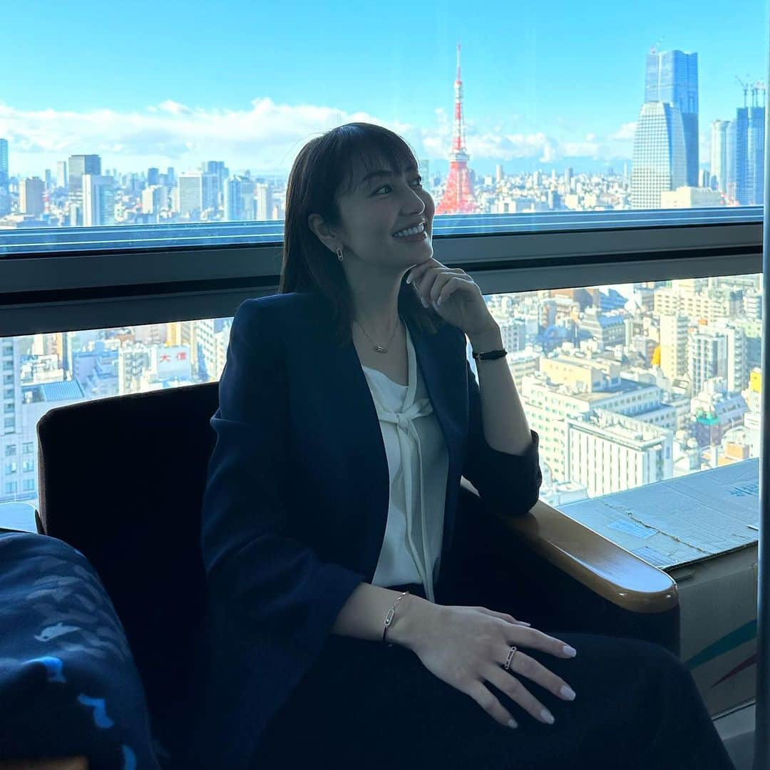 矢田亜希子さんのインスタグラム写真 - (矢田亜希子Instagram)「新ドラマがクランクイン‼︎ 今回の役はこんな感じのパンツスーツスタイルです☆ #ドラマ#連ドラ#クランクイン#パンツスーツ#40代キャリアウーマン#theory#messika #messikajewelry #アイシャドウは最近お気に入りのカラーにした🧡#アイラインは目尻に5ミリくらいちょんてハネてみた」12月18日 21時26分 - akiko_yada