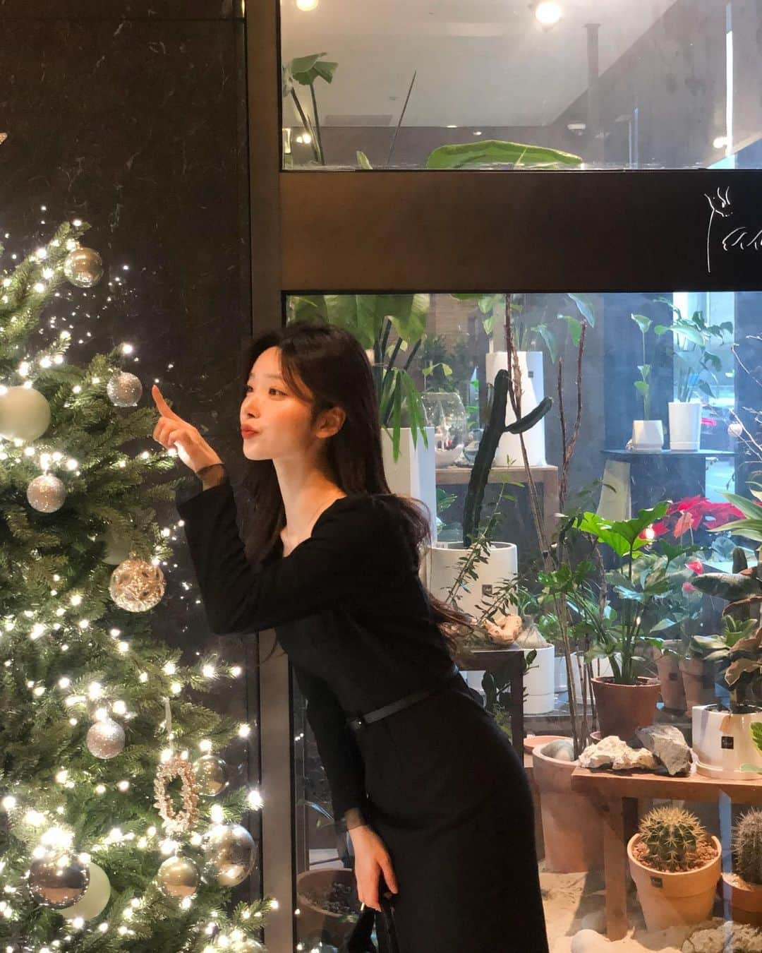 キム・ナヒさんのインスタグラム写真 - (キム・ナヒInstagram)「트리 사냥 다니는중🎄✨」12月18日 22時06分 - knhs2