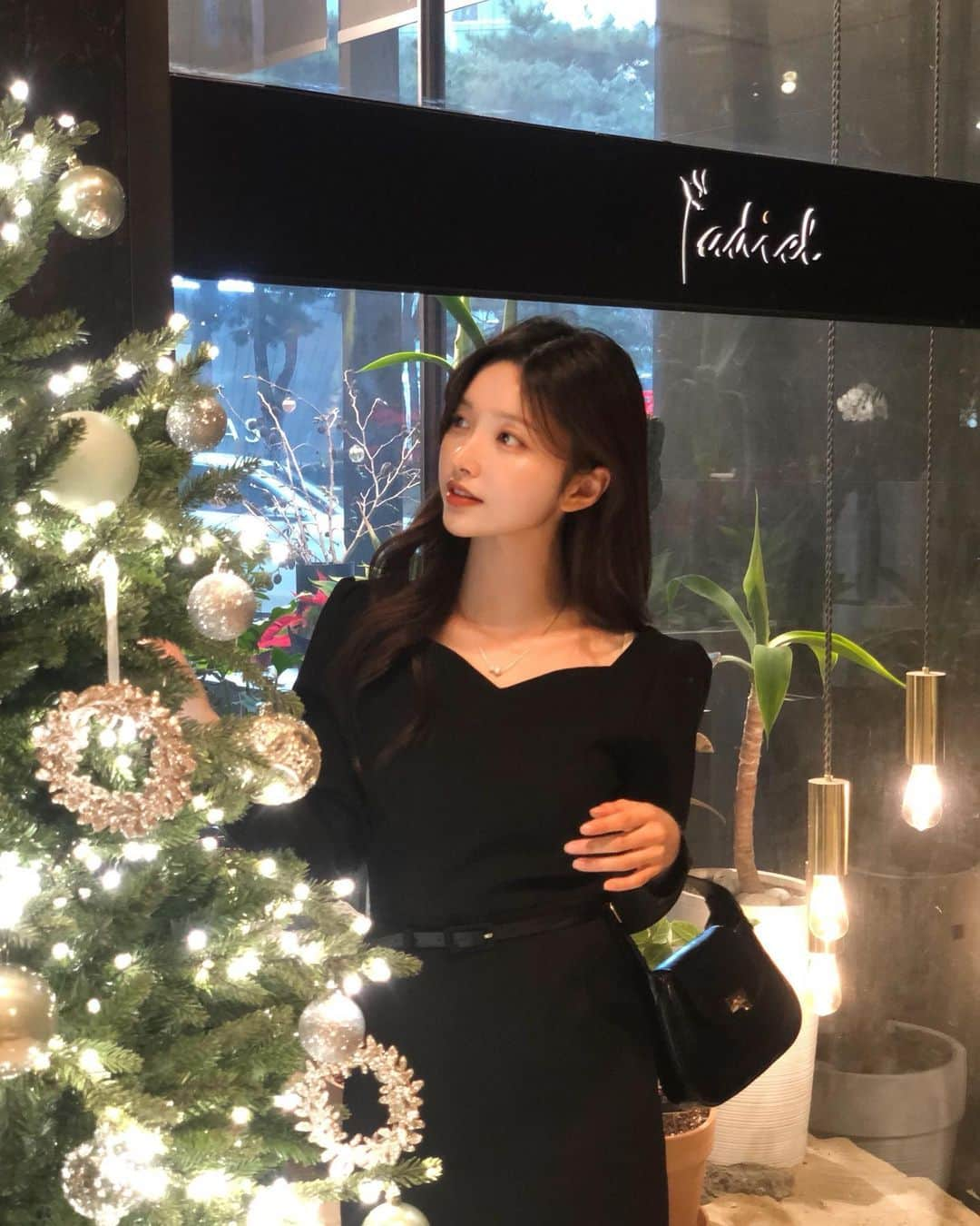 キム・ナヒさんのインスタグラム写真 - (キム・ナヒInstagram)「트리 사냥 다니는중🎄✨」12月18日 22時06分 - knhs2