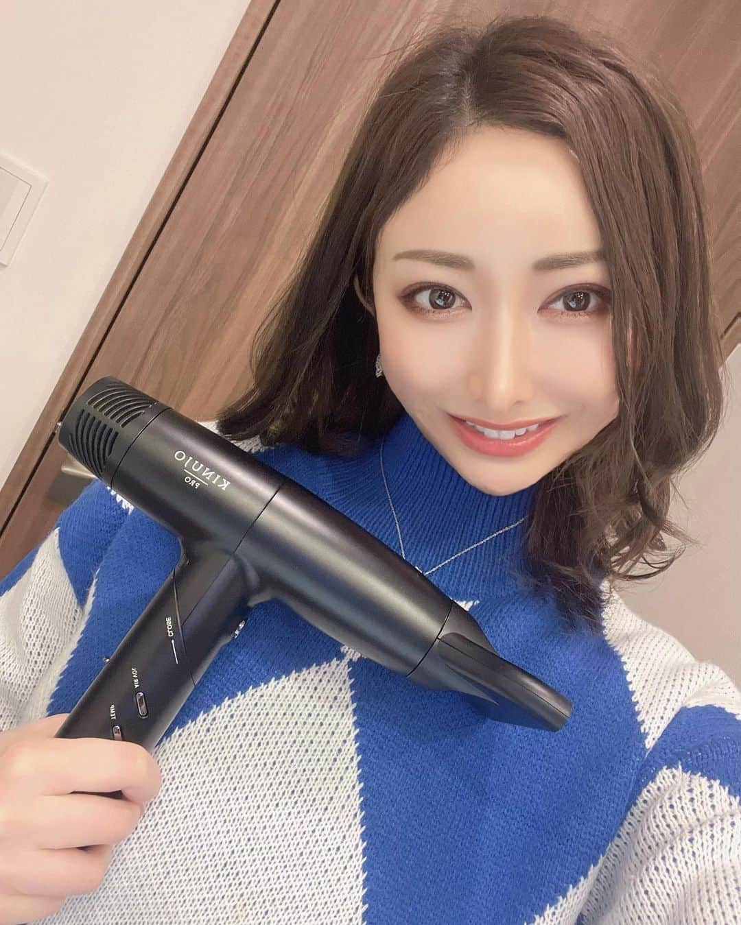 メイサさんのインスタグラム写真 - (メイサInstagram)「ずっとヘアビューザー信者だったんだけど最近この子に @kinujo.jp 移り変わりました🤫  軽くてコンパクトなのに大風量でめちゃくちゃ良き🥹🤍 色々なモードが選べて髪が艶サラに仕上がるのです✨  いつまでも髪が綺麗な女性でありたい🙋‍♀️  #美容好きと繋がりたい#絹女#kinujo#美髪#キヌージョ#美活#셀카#셀카그램#셀카놀이#셀카타임#攝影#旅遊攝影#攝影」12月18日 23時46分 - meisa_0728