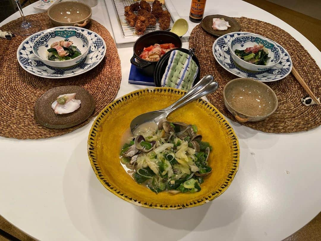 安藤優子さんのインスタグラム写真 - (安藤優子Instagram)「深谷ネギを食べ尽くす！その2  お早うございます‼️  アルゼンチン勝ちましたね！ メッシ選手にとって最後のワールドカップ。  有終の美を見事に飾った試合でした。  さて昨晩も、深谷ネギをあれこれ調理。  まずは、ベーコンと白菜と深谷ネギの青い部分をザクザク切って、白だしとお酒、みりん少々で炊いた煮浸し。仕上げにブラックペッパーをガリガリ。  これ本当に美味しかったです。青い部分も熱をさっと入れるととろとろに。  二つ目は、一昨日のベーコン巻きをル・クルーゼに入れて、トマトとコンソメで煮込みました。仕上げに粉チーズをたっぷり。  これはリメイクですが、これを最初から作ってもいいと思うほどのお味でした。  そして、実験的に作ってみたのが、たっぷりネギとアサリの酒蒸し。  深谷ネギ2本分の白いところを薄切りに、青いところは3センチくらいのざく切りに。  白い部分のスライスを胡麻油でじっくり炒めて、にんにくを加えてさらに炒めたら、アサリとネギの青い部分をざっと入れて、お酒を注いで蓋をして蒸し焼きに。  アサリの口が開いたら、塩胡椒で味付け。  これ私は永遠に食べられます（笑）でも残ったので、本日のまかないでパスタにします。  楽しみー!  あとは水タコと、ダンナ飯は牡蠣フライとポテトフライ。  牡蠣フライが焦げているのは、コンロの温度設定を誤ったためだそうです（笑）  シメは、これもダンナ飯の、おろし蕎麦。  大根おろしたっぷりであっさり美味しかったです。  あーまだまだネギレシピ、色々やってみたいです。  さっ今朝は今季一番の冷え込み、東京も0度を下回っています。  いよいよ冬本番ですね。  今朝も朝風呂から始動です。  私が朝風呂にこだわるのは、亡くなった美容家のメイ・牛山さんの教えなのです。  頭をお団子に結って、赤い口紅と赤いマニキュアがトレードマークだったメイ先生。  いつも明るくてホント太陽のような方でした。  そのメイ先生が、美容と健康のために朝は身体を温めることからはじめてね!といつもおっしゃっていたのが、いつのまにか習慣に。  旅先でも必ずそうしています。  では、そんなわけでお風呂です。  #深谷ネギ   #フレンチブルドッグ  #安藤優子」12月19日 6時44分 - yukoando0203