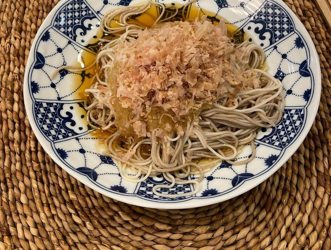 安藤優子さんのインスタグラム写真 - (安藤優子Instagram)「深谷ネギを食べ尽くす！その2  お早うございます‼️  アルゼンチン勝ちましたね！ メッシ選手にとって最後のワールドカップ。  有終の美を見事に飾った試合でした。  さて昨晩も、深谷ネギをあれこれ調理。  まずは、ベーコンと白菜と深谷ネギの青い部分をザクザク切って、白だしとお酒、みりん少々で炊いた煮浸し。仕上げにブラックペッパーをガリガリ。  これ本当に美味しかったです。青い部分も熱をさっと入れるととろとろに。  二つ目は、一昨日のベーコン巻きをル・クルーゼに入れて、トマトとコンソメで煮込みました。仕上げに粉チーズをたっぷり。  これはリメイクですが、これを最初から作ってもいいと思うほどのお味でした。  そして、実験的に作ってみたのが、たっぷりネギとアサリの酒蒸し。  深谷ネギ2本分の白いところを薄切りに、青いところは3センチくらいのざく切りに。  白い部分のスライスを胡麻油でじっくり炒めて、にんにくを加えてさらに炒めたら、アサリとネギの青い部分をざっと入れて、お酒を注いで蓋をして蒸し焼きに。  アサリの口が開いたら、塩胡椒で味付け。  これ私は永遠に食べられます（笑）でも残ったので、本日のまかないでパスタにします。  楽しみー!  あとは水タコと、ダンナ飯は牡蠣フライとポテトフライ。  牡蠣フライが焦げているのは、コンロの温度設定を誤ったためだそうです（笑）  シメは、これもダンナ飯の、おろし蕎麦。  大根おろしたっぷりであっさり美味しかったです。  あーまだまだネギレシピ、色々やってみたいです。  さっ今朝は今季一番の冷え込み、東京も0度を下回っています。  いよいよ冬本番ですね。  今朝も朝風呂から始動です。  私が朝風呂にこだわるのは、亡くなった美容家のメイ・牛山さんの教えなのです。  頭をお団子に結って、赤い口紅と赤いマニキュアがトレードマークだったメイ先生。  いつも明るくてホント太陽のような方でした。  そのメイ先生が、美容と健康のために朝は身体を温めることからはじめてね!といつもおっしゃっていたのが、いつのまにか習慣に。  旅先でも必ずそうしています。  では、そんなわけでお風呂です。  #深谷ネギ   #フレンチブルドッグ  #安藤優子」12月19日 6時44分 - yukoando0203