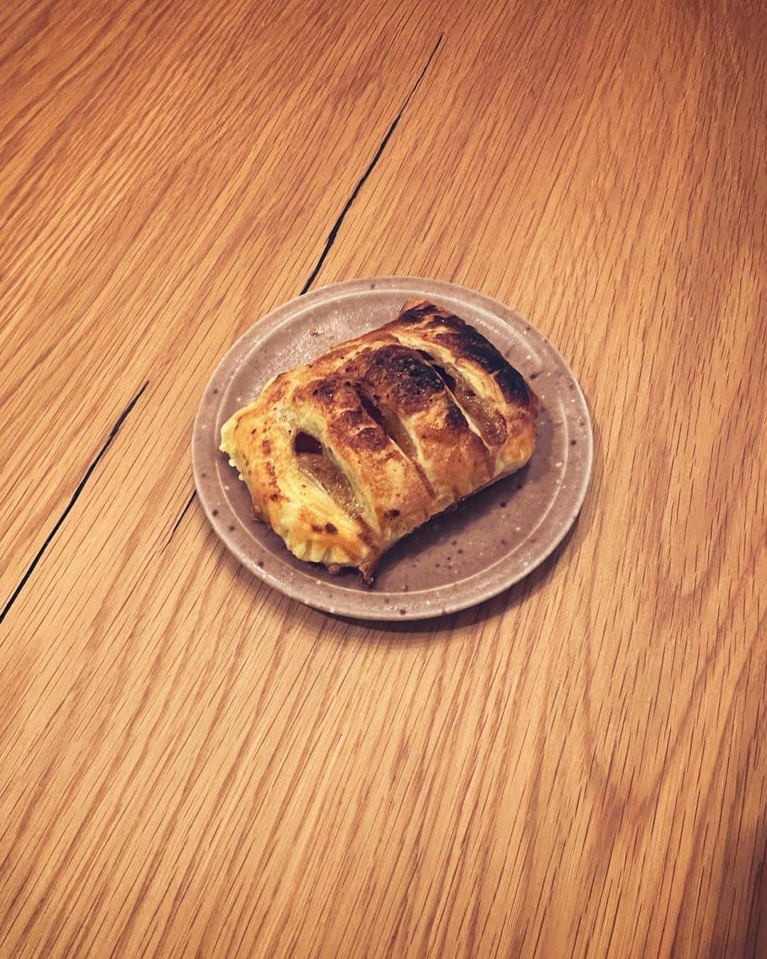 村上佳菜子さんのインスタグラム写真 - (村上佳菜子Instagram)「人生で初めて作ったアップルパイ。 まだまだ改良が必要そうです🥱🌻 . . . #アップルパイ」12月19日 6時52分 - kanako_m_official