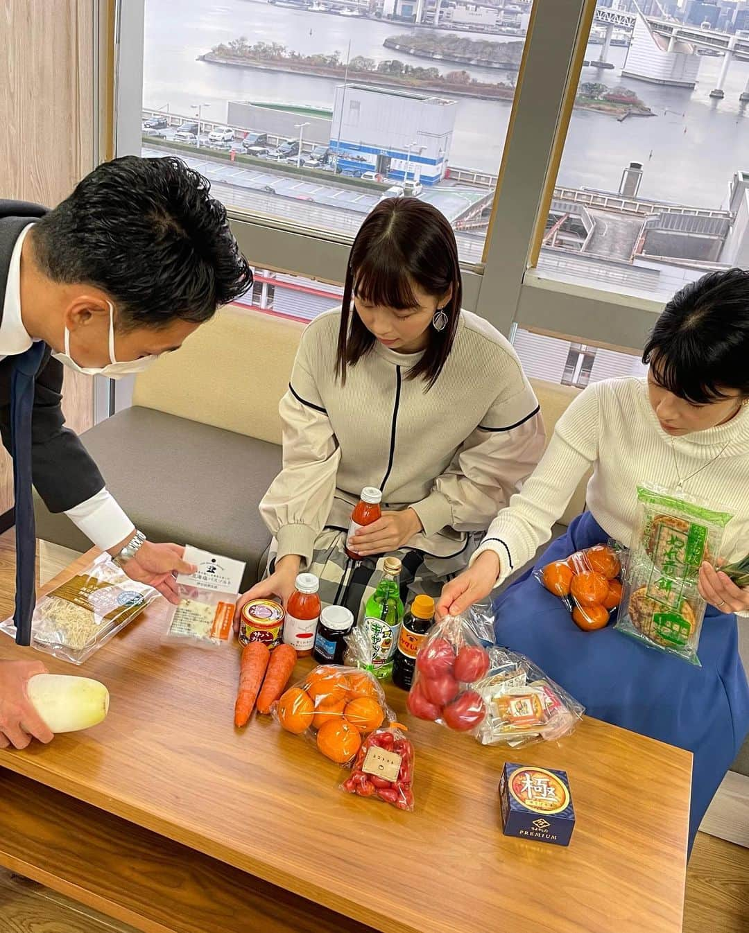 生野陽子さんのインスタグラム写真 - (生野陽子Instagram)「🍊🍅🥕 17日はフジテレビ社屋に 都内近郊の美味しいものが集まりました〜！  水仙は自宅に飾り とてもいい香りに癒されています。  地域の名産品や特産物 みんなで美味しくいただきました☺︎  FNSチャリティー 売上げの一部が寄付されます。 ご協力いただいた皆様 ありがとうございました。  #せっせと準備してる様子も１枚 #チャリティー」12月19日 8時15分 - yoko_shono