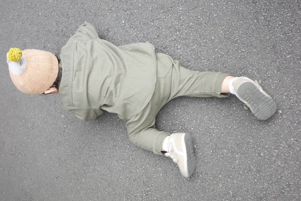 吉田明世さんのインスタグラム写真 - (吉田明世Instagram)「月曜日ー！ 今朝は東京でも初氷を観測ですって❄︎ 今週も気楽にがんばりましょう。  寒くても うさぎみたいにぴょんぴょん走り回る2人がかわいい🐇🐇  最近のふたりは 一緒にかくれんぼしたり (弟は秒で見つかる、むしろ自分から登場してくる) 一緒にレゴで遊んだり (姉の作品を壊して必ず喧嘩勃発) 2人で遊ぶシーンが増えてなんとも微笑ましいです😚  #姉弟 #子育て #おでこくん  #外に出ると何故か走り出す #子どもの本能なのか #コラー走らないのー #と言った直後に転ぶ #お決まりの流れ #洋服のシワはお許しください  娘 coat @nagonstans_official  one-piece @bonton_jp  shoes @zarakids   弟 setup @ryleeandcru.japan サンタさんの帽子🎅(by弟) @mina_perhonen.jp」12月19日 9時28分 - akiyo0414