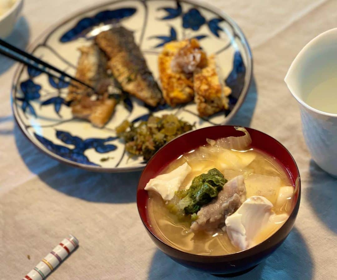 三浦瑠麗さんのインスタグラム写真 - (三浦瑠麗Instagram)「けさは鰯の香草焼き。意外とカロリーあるのね。 しらうお入りのだし巻き卵の残り、あんこうと大根、白菜のお汁。」12月19日 9時46分 - lullymiura