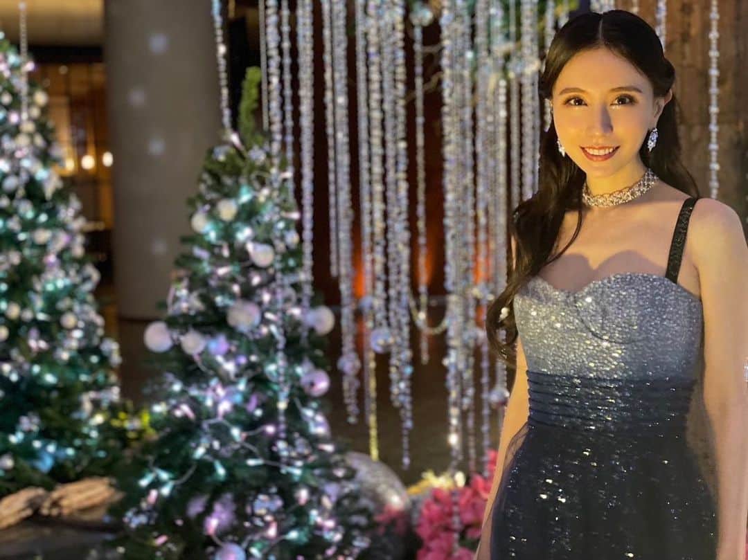 May J.さんのインスタグラム写真 - (May J.Instagram)「So Chrismassy🎄💙 Can’t wait to see you all in Osaka for my Billboard Jazz Tour final tomorrow!  明日はいよいよ"May J.azzy Christmas Billboard Live Tour 2022” in Osaka✨ 盛り上がろうぜ💙  Makeup 💄 by @george828   #SoChrismassy」12月19日 12時56分 - mayjamileh