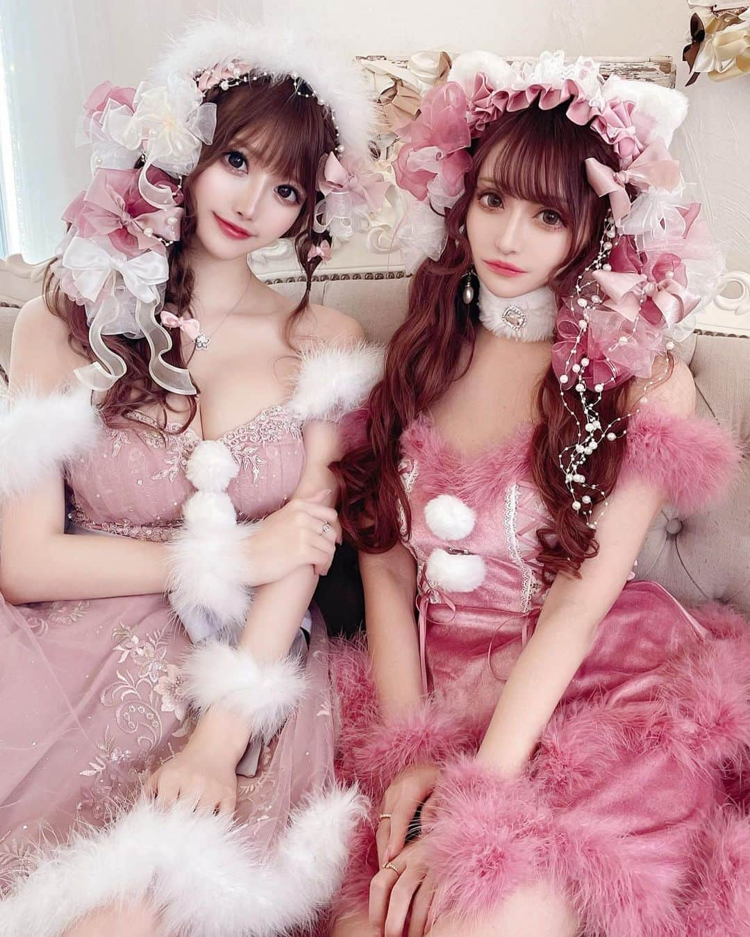 桜井莉菜さんのインスタグラム写真 - (桜井莉菜Instagram)「@noasama1101 と撮影の時の💓💓💓 お互いコラボのサンタコス💗 のあちゃんとは好きなものの趣味が似てるから、コラボのも雰囲気が似てて一緒に撮ってもめちゃ合うの💗💗💗 @okumura.yusuke のヘアアレンジが可愛すぎてもはや無敵でしかない🫣💕 【 @dress_sugar 】 【 @jewels_dress_official 】 のサンタコスが可愛いの多過ぎてヤバいから今すぐチェックしてみてね💕  #sugar#jewels#ドレス#サンタ#サンタコス#コスプレ#キャバクラ#キャバ嬢」12月19日 17時22分 - rina__sakurai