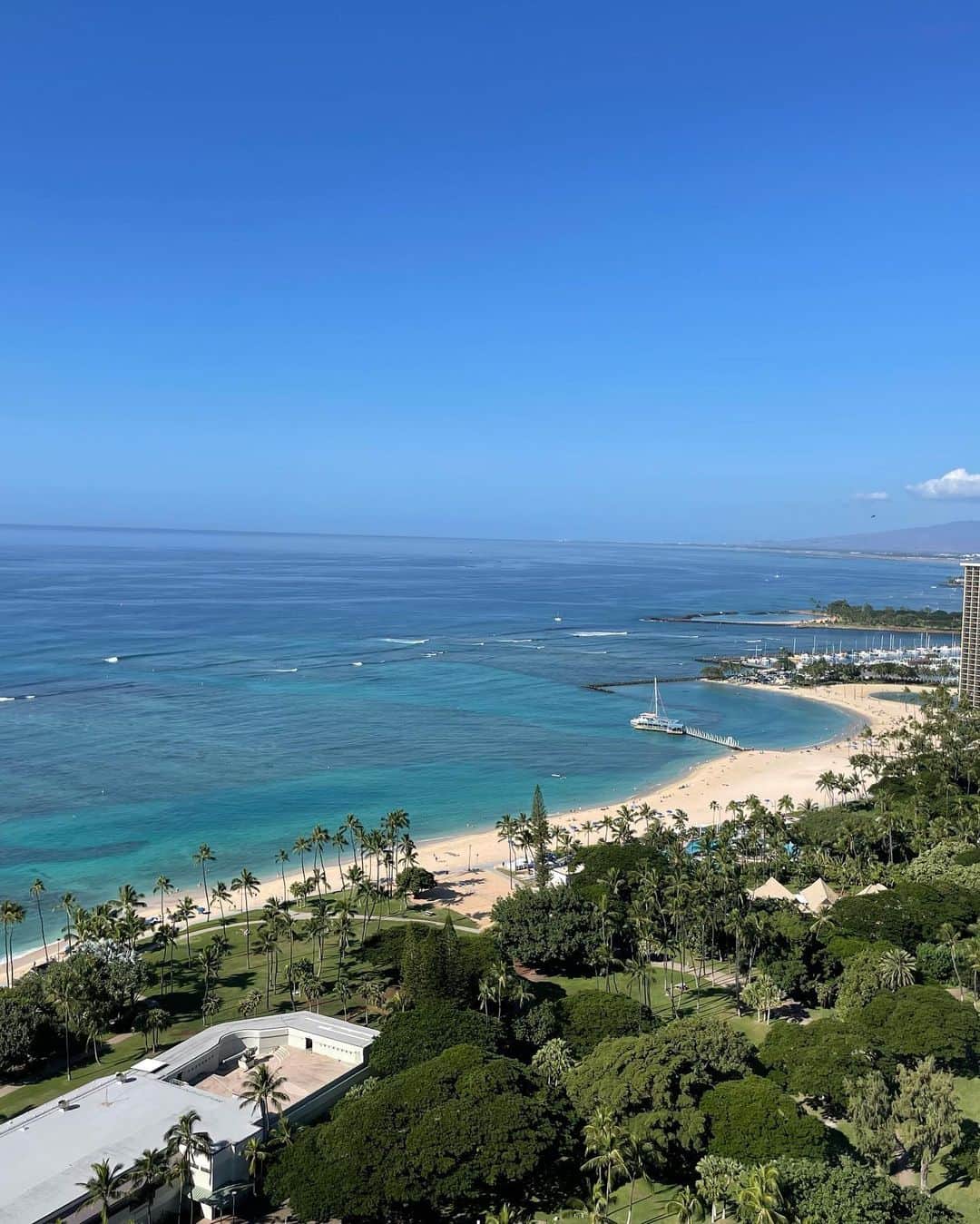 ISHIIYUKIKOさんのインスタグラム写真 - (ISHIIYUKIKOInstagram)「ハワイの海に入るのは何年ぶりだろ❣️  ここ何回かはハワイに行っても海入ってなかった気がする🤔  顔を直射日光から守ろうと太陽に背を向けてたらお尻が真っ白になってました🍑  久しぶりの海水浴気持ち良かった🌺  #ハワイ旅行 #hawaiitrip #waikikibeach  #ハワイ留学したい #水着女子 #ゴルフ女子」12月19日 18時42分 - ishii_yukiko