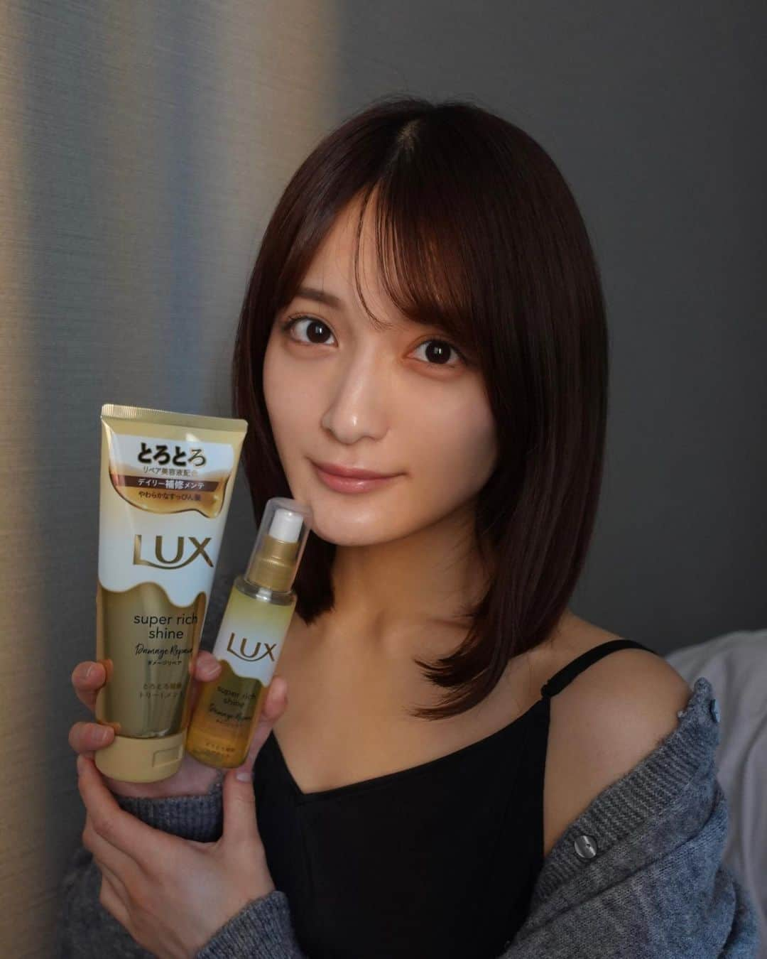 織田奈那さんのインスタグラム写真 - (織田奈那Instagram)「大好きなLUX様様のトリートメントシリーズがリニューアルしたよ❕❕ とろとろトリートメントシリーズでテクスチャーもとろとろしてる❕ トリートメントは髪につけて水ですすいだ瞬間から髪が生き返るのが分かるよ本当に🥹 毎日使えるみたいだから私は毎日使ってる✌️ やっぱりトリートメントするのとしないのではかなり違いがあるなと思った。 しかも私LUXのこのトリートメントもオイルも本当に香りが好きなのー！！ バスタイムにこれがあるだけで気分が上がる☝️ パッケージも以前と変わってスイーツみたいなデザインでかわいいよね🤤 @lux_jp_official   #ラックス #とろとろヘアオイル #乃木髪 #とろとろトリートメント #おうち美容 #美髪ケア #とろトリ #sponsored」12月19日 19時03分 - odanana924