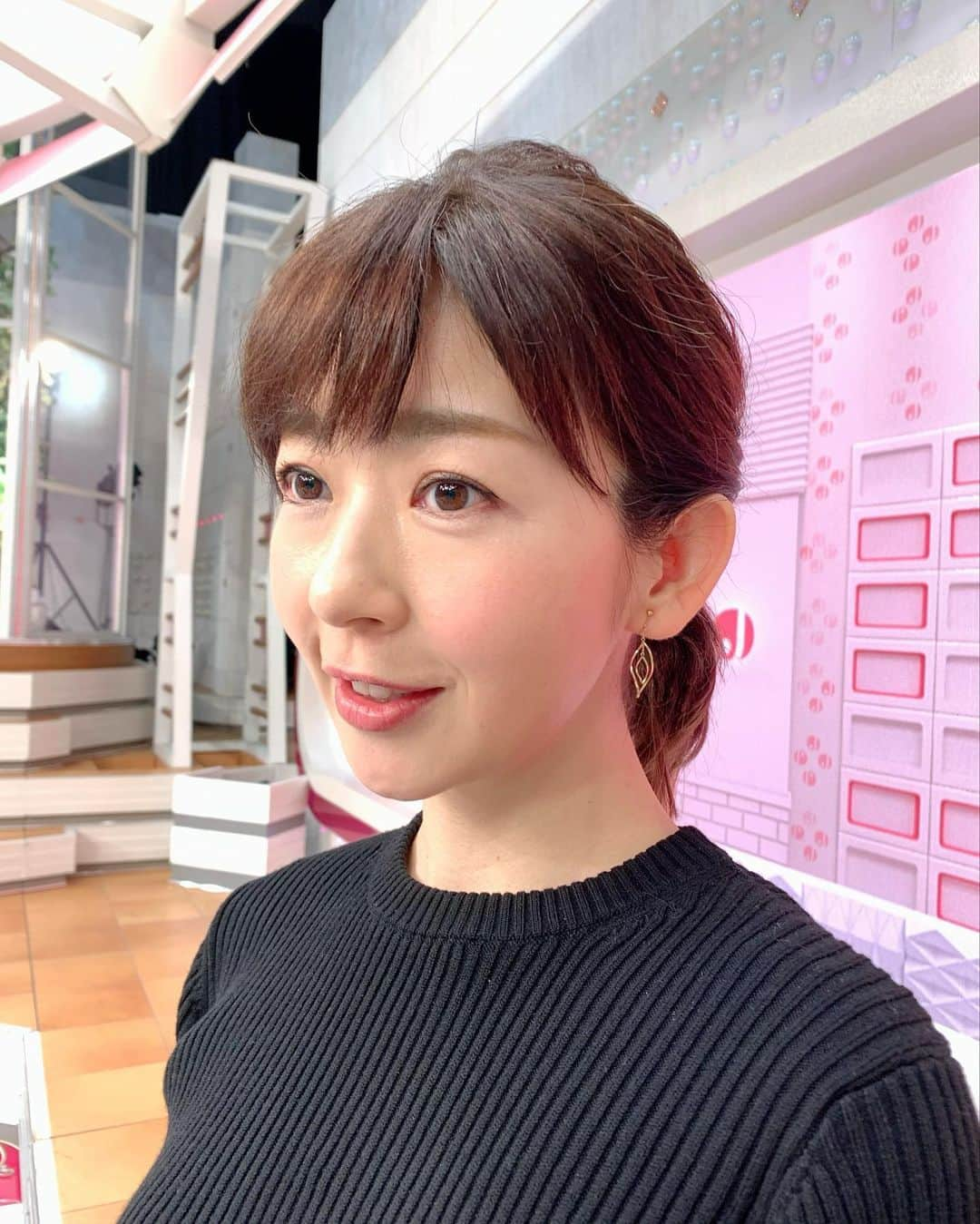 松尾由美子さんのインスタグラム写真 - (松尾由美子Instagram)「. ご無沙汰いたしております。 今日から復帰しました。 ご心配をおかけしました。 優しい言葉をかけてくださった皆さん、ありがとうございます。 息子の感染で濃厚接触者になってから私自身も感染し、2週間… 久しぶりに朝外に出たら これまでは日向だった歩道に太陽の光が届かなくなっていました… 季節は進んでいます  まだ日本海側の雪は続くようですね。 スリップ、雪下ろしなど、 どうぞお気をつけて。  今日からまたよろしくお願いします。  ニット、パンツ maison de Dolce. @dolce._official  イヤリング 4℃ @4c_jewelry  黒×グレーの品のあるマニッシュなスタイル。 ウエストのサイドベルトがアクセント。 タックの入ったストレートパンツで縦長効果◎  #松尾由美子 #松尾と服 #スーパーJチャンネル #Jチャン #夕方ニュース #コロナ  #鼻声治したい」12月19日 19時18分 - yumikomatsuo5