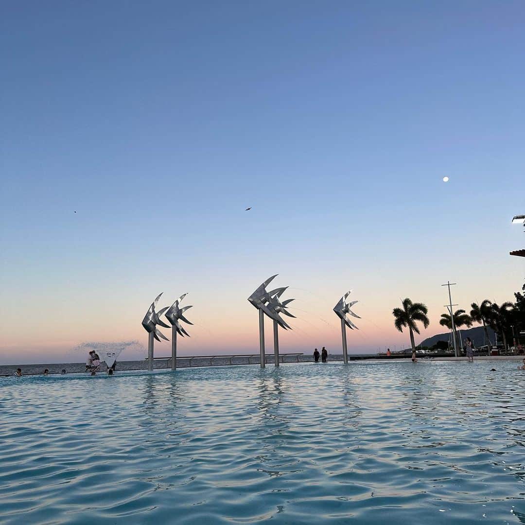 市原彩花さんのインスタグラム写真 - (市原彩花Instagram)「Cairns Esplanade Lagoon🐳 This pool is free for everyone😍  ケアンズの港にある巨大プール🐠 なんとここ誰でも毎日無料で使えるの！🥹 海の目の前のこんな素敵なプールが無料だなんてケアンズ最高…！  街のすぐ横だし、街ナカのホテル泊まれば歩いて来れる🐳 幸福度高すぎるケアンズ…次は長期滞在したいなぁ🏝  オーストラリアはLCCも飛んでるから意外と安く行けるよ🤭  これにてオーストラリア投稿終了🇦🇺ふぅ🤣 ハイライトにも残してます🤳  #cairnsesplanade#cairnsesplanadelagoon#esplanadelagoon#ケアンズエスプラネードラグーン#ケアンズ#ケアンズ大好き#Cairns#ケアンズ旅行#ケアンズ観光#cairnstravel#australia#オーストラリア#australiagram#australiatravel#australiatrip#オーストラリア旅行#オーストラリア観光#海外旅行#夕陽#sunset #水着#ビキニ#bikini#swimsuit#bajurenang#japanesegirl#bikinigirl#bikinimodel」12月19日 19時42分 - ayaka_ichihara
