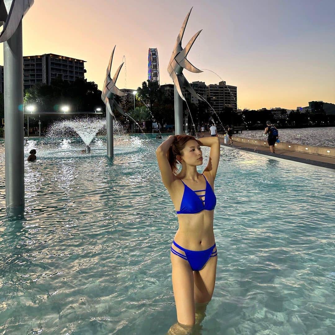 市原彩花さんのインスタグラム写真 - (市原彩花Instagram)「Cairns Esplanade Lagoon🐳 This pool is free for everyone😍  ケアンズの港にある巨大プール🐠 なんとここ誰でも毎日無料で使えるの！🥹 海の目の前のこんな素敵なプールが無料だなんてケアンズ最高…！  街のすぐ横だし、街ナカのホテル泊まれば歩いて来れる🐳 幸福度高すぎるケアンズ…次は長期滞在したいなぁ🏝  オーストラリアはLCCも飛んでるから意外と安く行けるよ🤭  これにてオーストラリア投稿終了🇦🇺ふぅ🤣 ハイライトにも残してます🤳  #cairnsesplanade#cairnsesplanadelagoon#esplanadelagoon#ケアンズエスプラネードラグーン#ケアンズ#ケアンズ大好き#Cairns#ケアンズ旅行#ケアンズ観光#cairnstravel#australia#オーストラリア#australiagram#australiatravel#australiatrip#オーストラリア旅行#オーストラリア観光#海外旅行#夕陽#sunset #水着#ビキニ#bikini#swimsuit#bajurenang#japanesegirl#bikinigirl#bikinimodel」12月19日 19時42分 - ayaka_ichihara