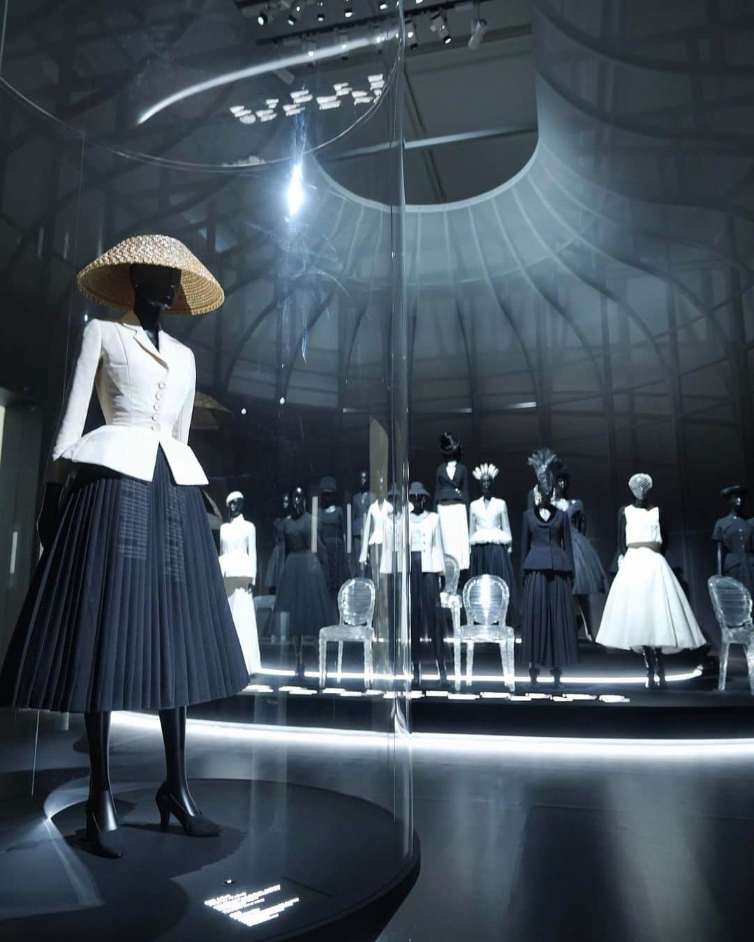 横田真悠さんのインスタグラム写真 - (横田真悠Instagram)「@DIOR #Dior #ディオール #DiorDesignerOfDreams  「クリスチャン・ディオール、夢のクチュリエ」展が東京都現代美術館にて2022年12月21日から2023年5月28日まで開催されます⭐️  建築家、重松象平による圧巻な演出をされた空間で、Diorと日本が昔から深く繋がりがあることを知ることができました。」12月19日 20時19分 - yokota_mayuu