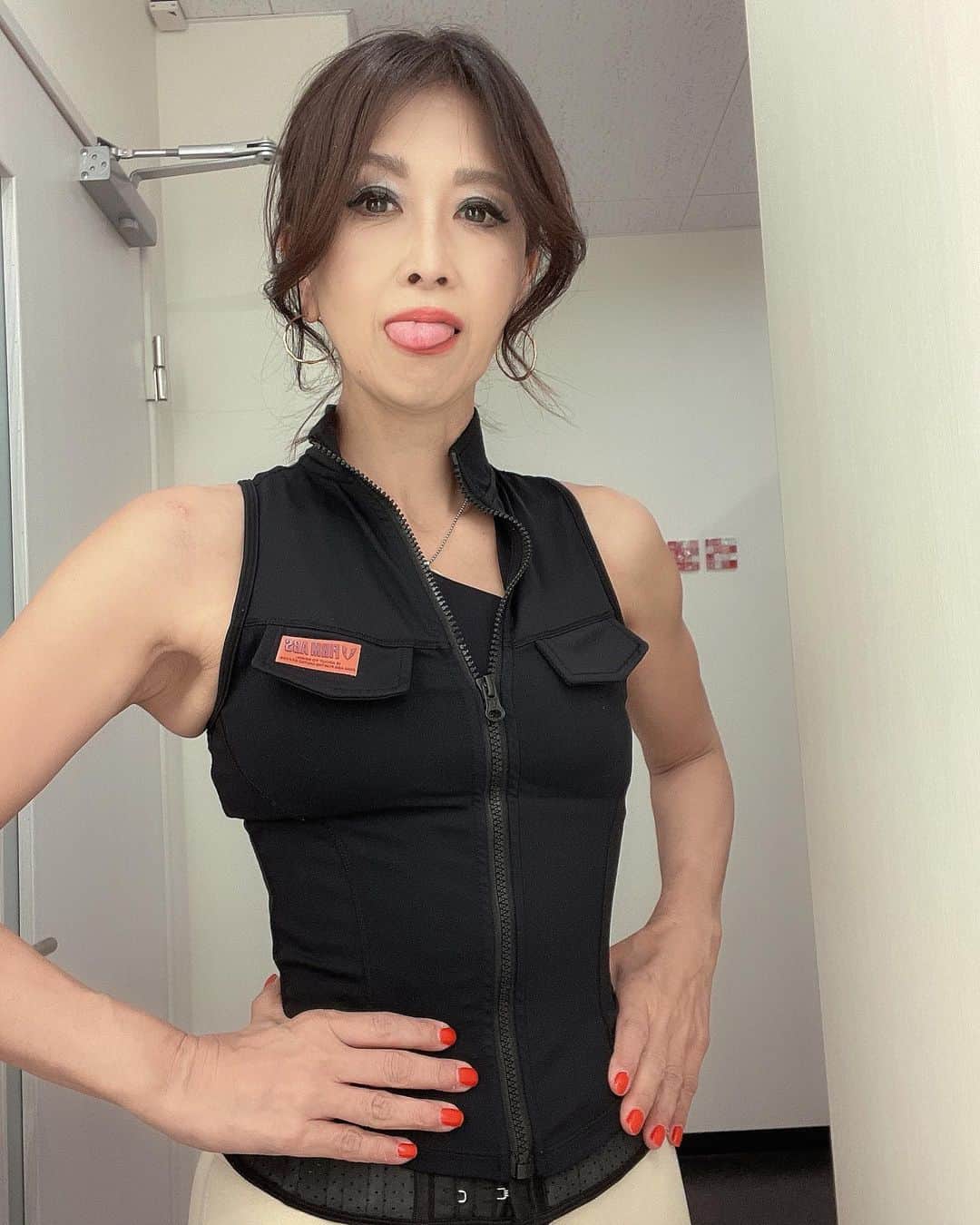 Naoko（なおこ）さんのインスタグラム写真 - (Naoko（なおこ）Instagram)「🏋🏽‍♀️ 🏋🏽‍♀️ 🏋🏽‍♀️ ハムが たるたるに なっとる😂😂  あかーーん ☠️☠️☠️  ビンテージの 毛皮が 欲しい、、、 古着屋行こう、、、  #70代風ビンテージ毛皮  #筋トレ女子 #フィットネス女子#フィットネス#Fitness#筋トレ女子と繋がりたい #筋トレ好き#筋トレ好きと繋がりたい#減量 #くびれ#美ボディ #アラフィフ#アラフィフコーデ#ボディメイク #50代#健康 #熊本 #kumamoto」12月19日 20時19分 - smile_naohibi
